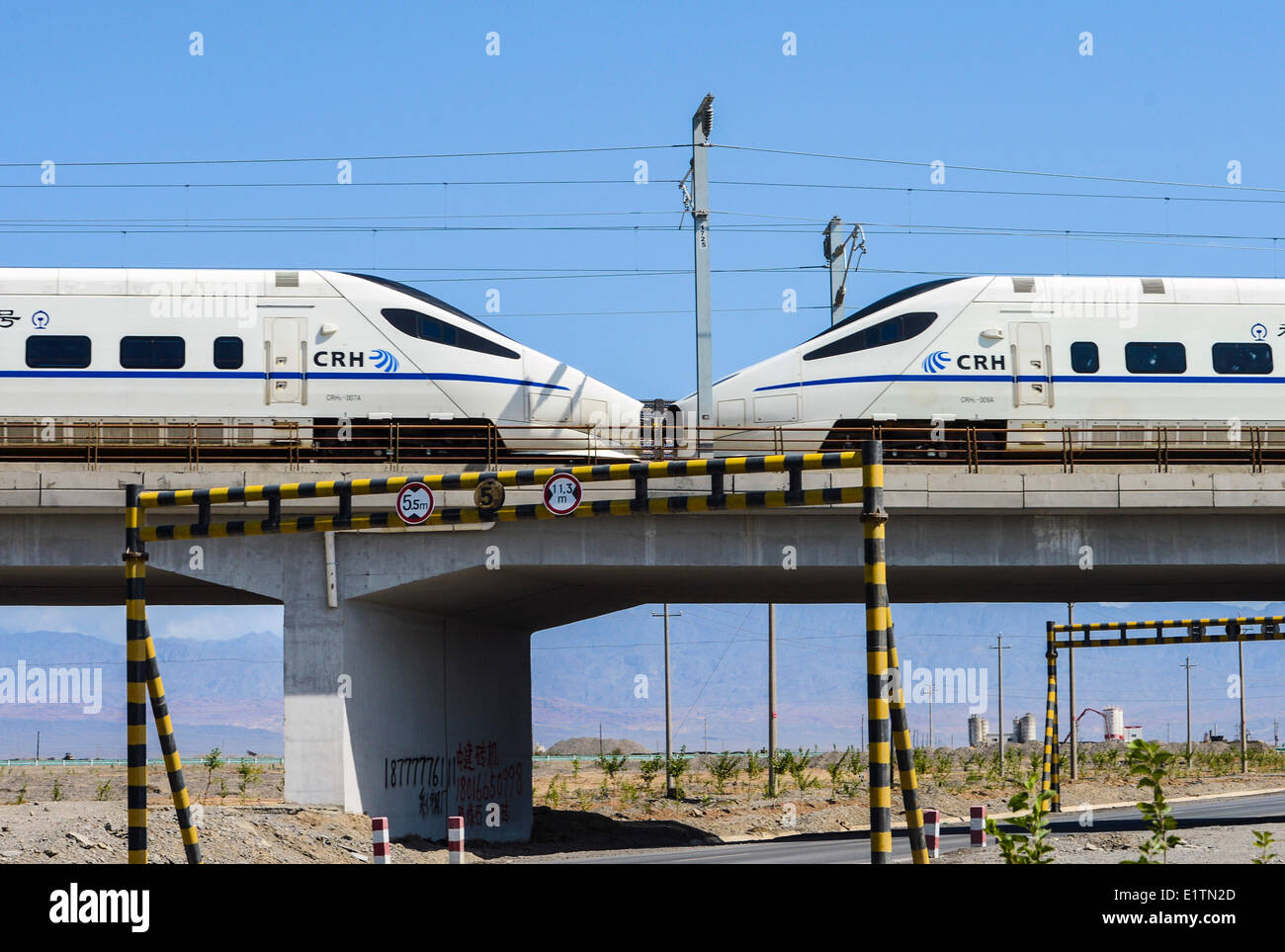 Urumqi, Chine, la Région autonome du Xinjiang Uygur. 10 Juin, 2014. Un chemin de fer de la Chine (CRH) haute vitesse train passe pour un procès en Turpan, nord-ouest de la Chine, la Région autonome du Xinjiang Uygur, 10 juin 2014. L'essai pour la première grande vitesse ferroviaire dans la région autonome du Xinjiang Uygur a commencé le 3 juin, le marquage d'un compte à rebours pour les opérations officielles d'ici la fin de l'année. Credit : Zhao Ge/Xinhua/Alamy Live News Banque D'Images