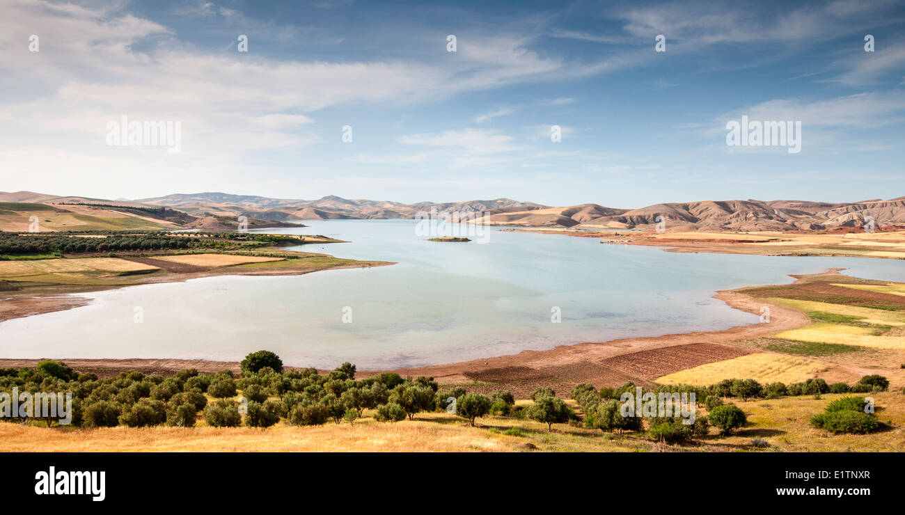 Vue d'un réservoir créé par un barrage hydroélectrique fournissant, près de Fès au Maroc. Banque D'Images