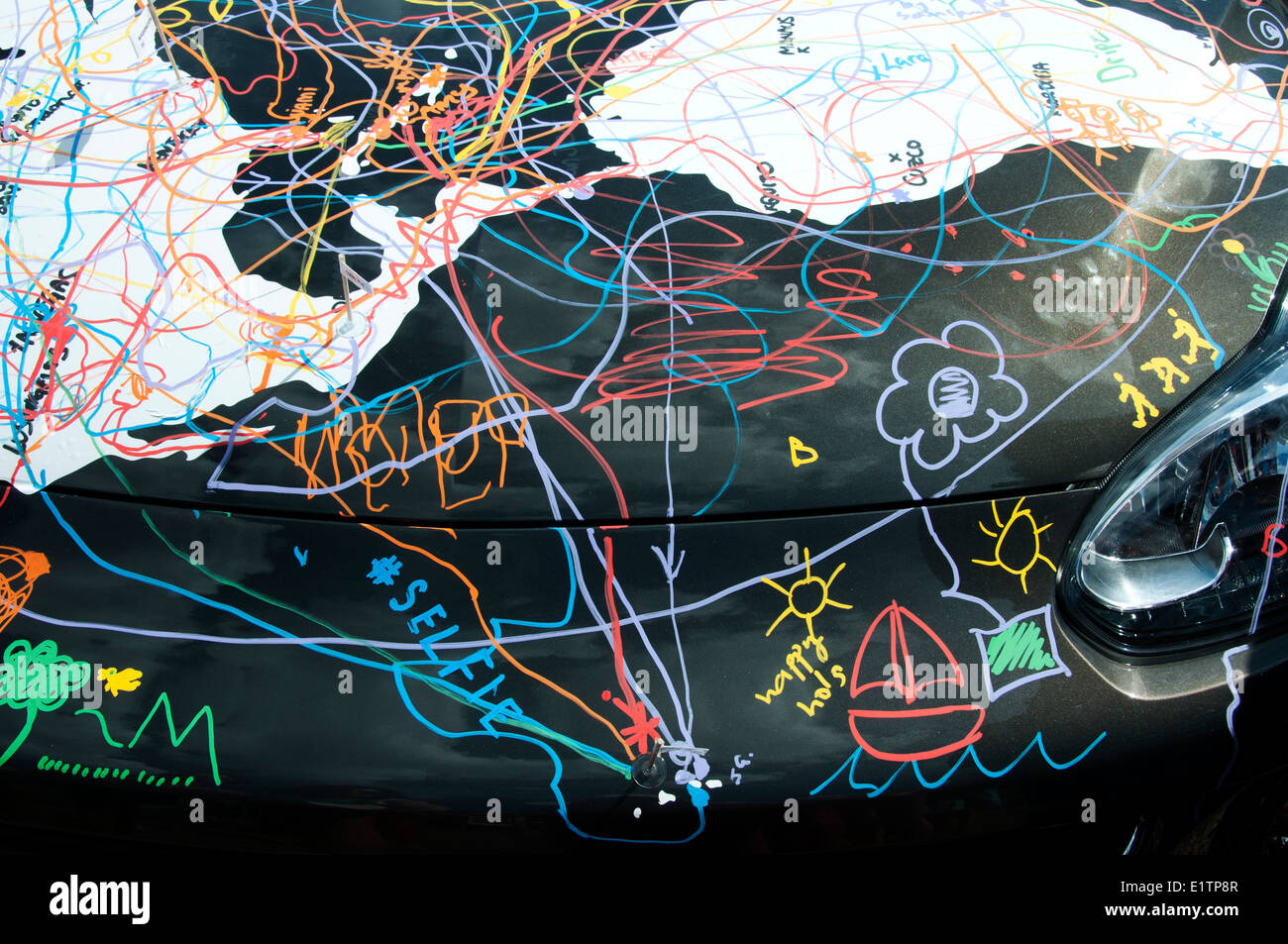 Buxton Street, près de Brick Lane, East London. 8 juin 2014. Art Vauxhall Car Boot juste. Voiture sur la cartographie du capot. Banque D'Images