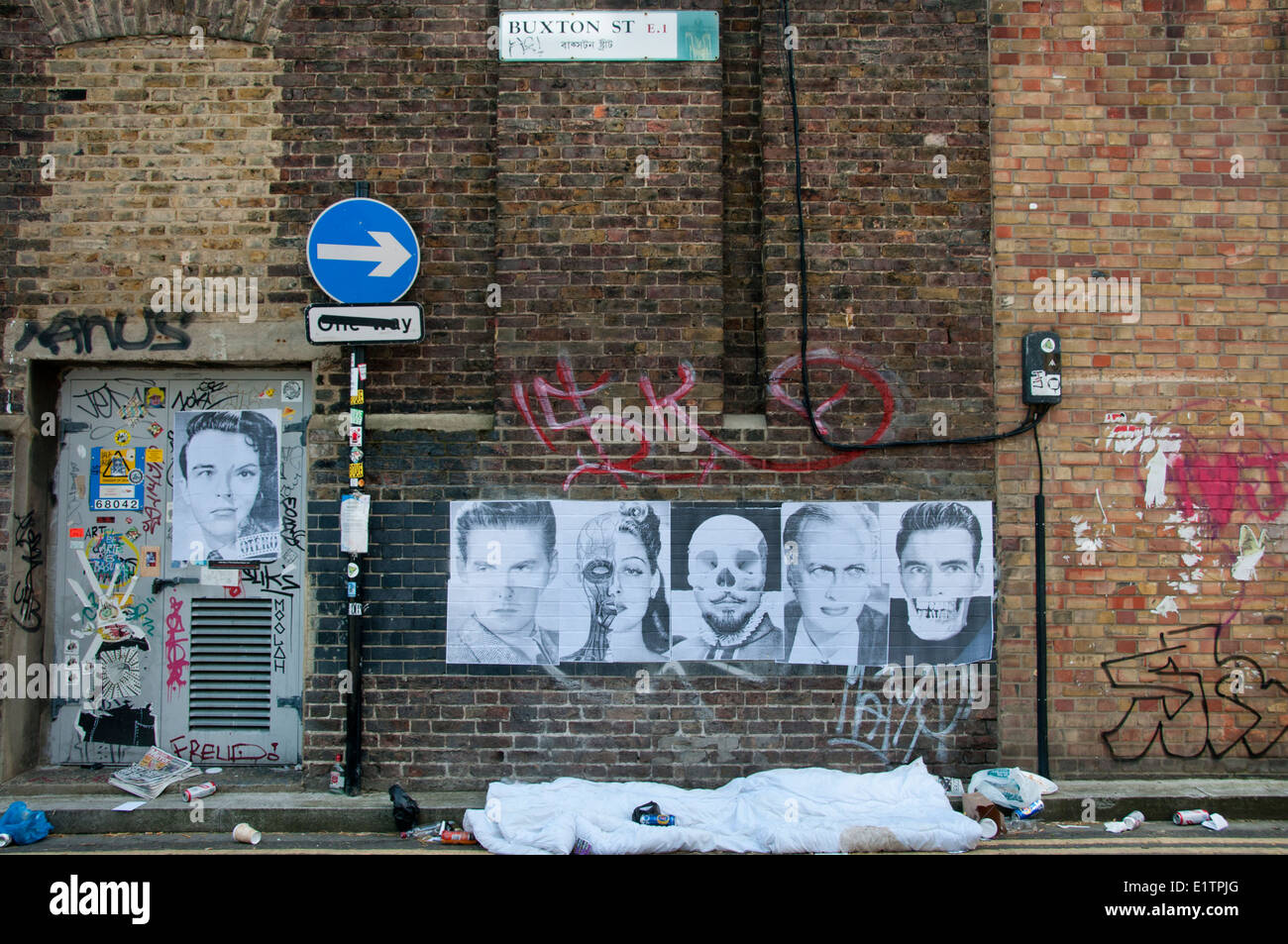 Buxton Street, près de Brick Lane, East London. 8 juin 2014. Dormir dans le caniveau. Couette abandonnés et des canettes de bière. Banque D'Images