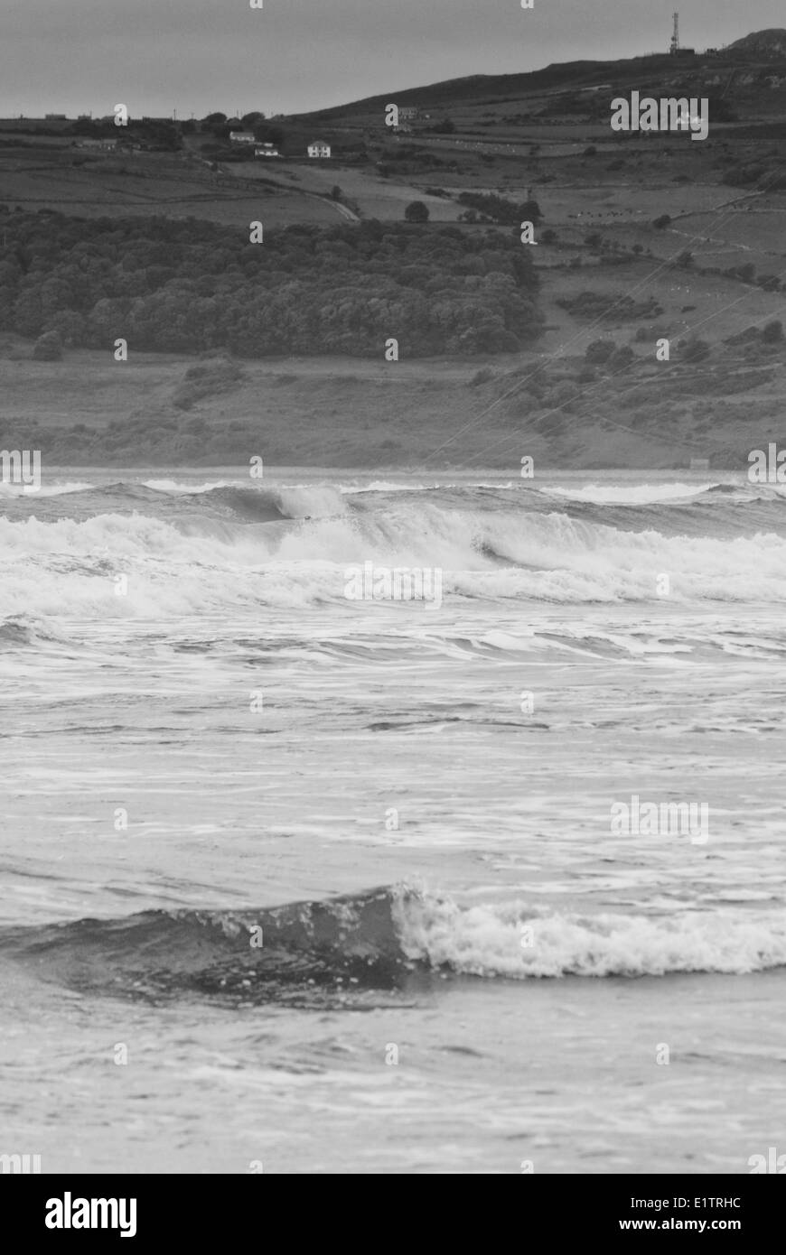 Mer et surf à la plage de surf populaire [Porth Neigwl la bouche de l'enfer ] Bay, au nord la Baie de Cardigan, au nord du Pays de Galles Banque D'Images