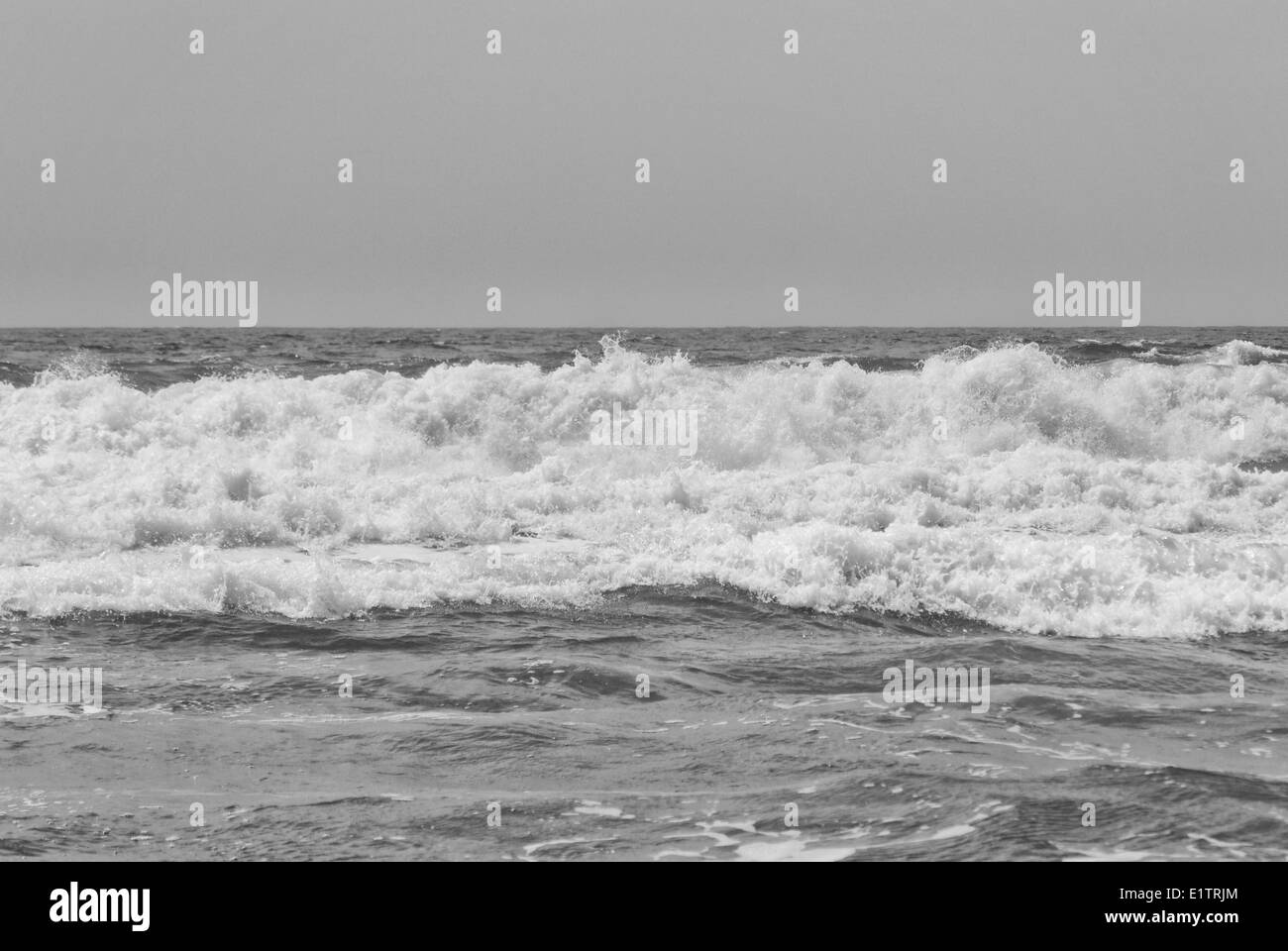 Mer et surf à la plage de surf populaire [Porth Neigwl la bouche de l'enfer ] Bay, au nord la Baie de Cardigan, au nord du Pays de Galles Banque D'Images