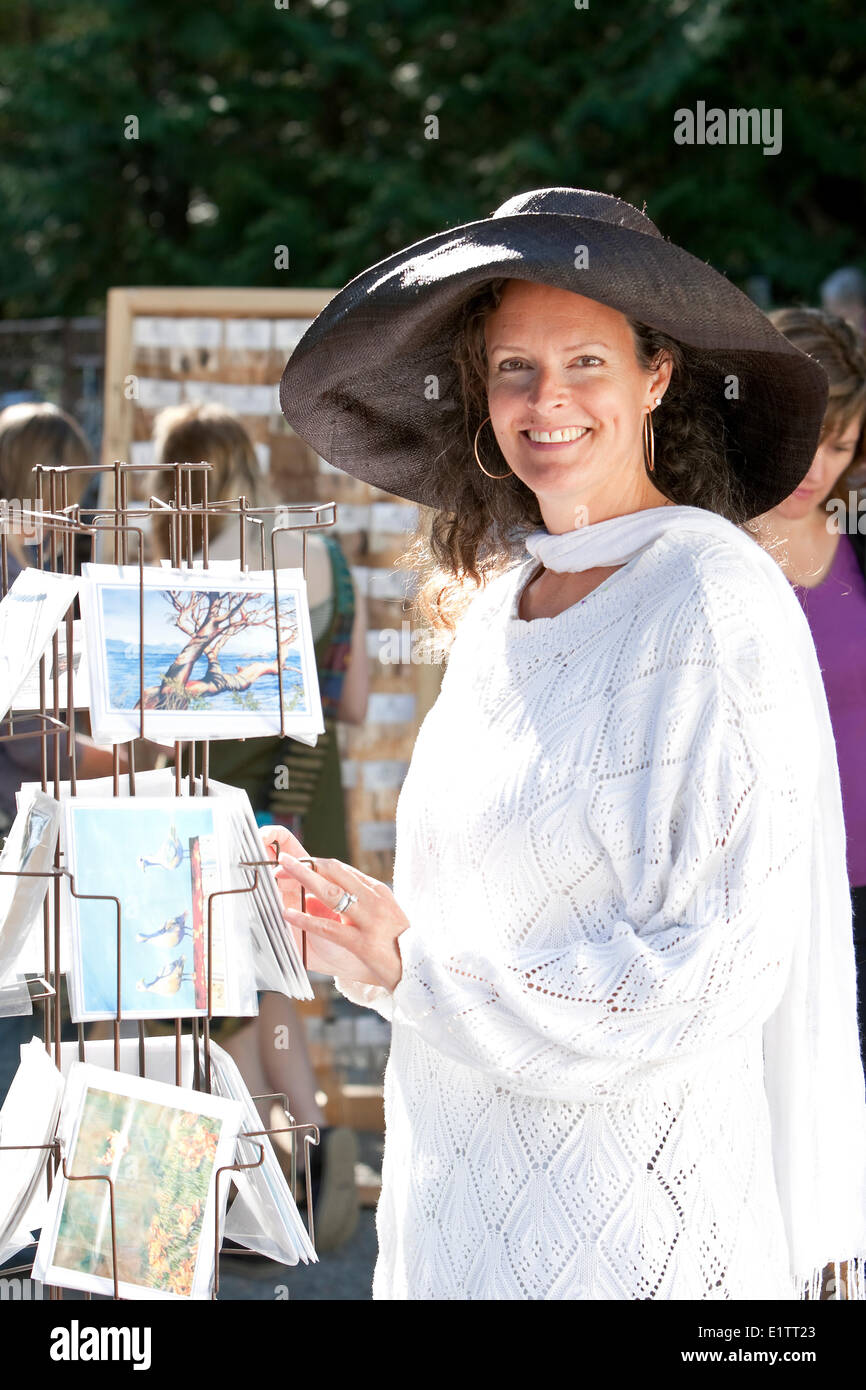Un artiste sur l'île Gabriola affiche ses cartes d'art à l'île le week-end n'Farmer's Market Gabriola Island, Colombie-Britannique Banque D'Images