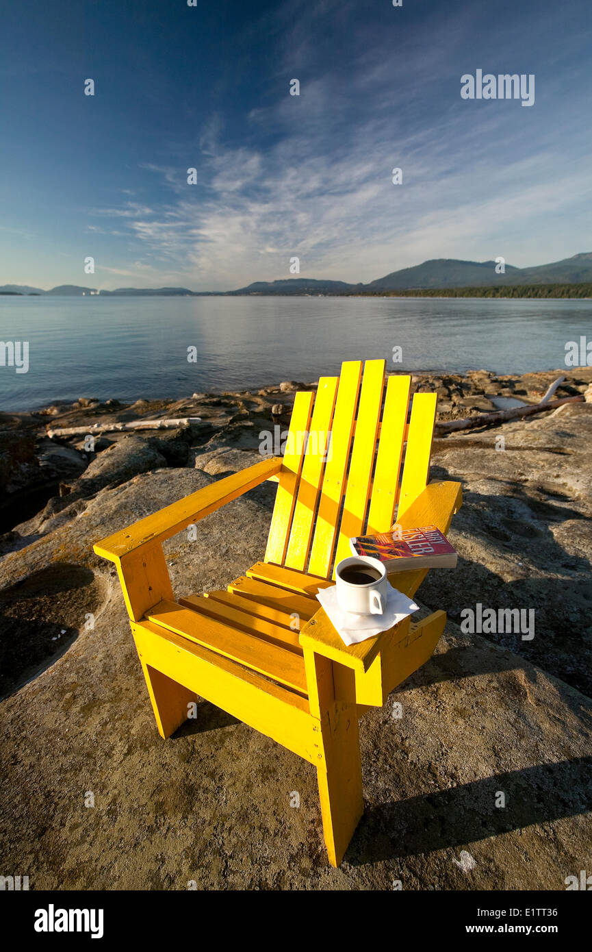 Adirondack un siège sur un affleurement rocheux Yellow Point, Nanaimo, île de Vancouver, Colombie-Britannique, Canada Banque D'Images