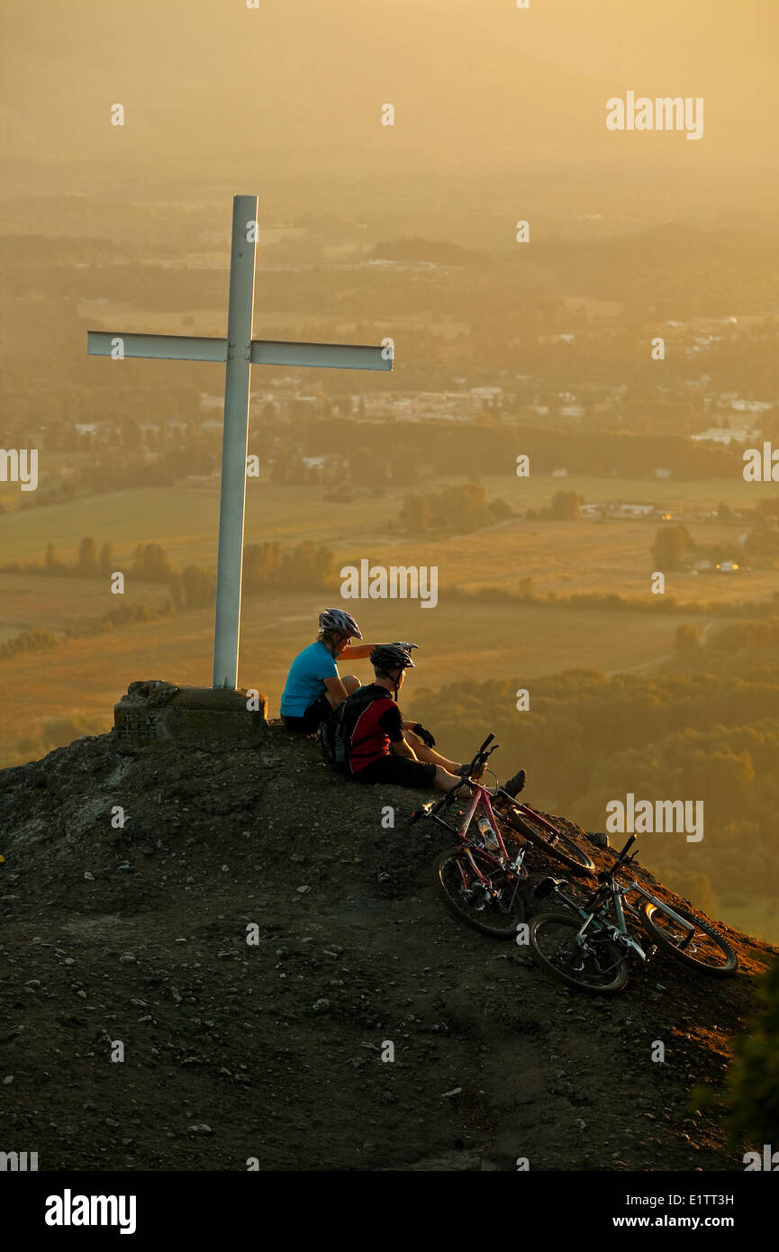 Les amis reste le long d'un sentier de vélo de montagne sur Mt. Tzoulalem avec vue sur Duncan, Centre de l'île de Vancouver, Colombie-Britannique, Canada Banque D'Images