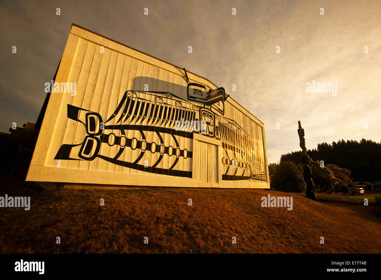 Façade avant de le Centre culturel U'mista, Alert Bay, l'île Cormorant, de l'île du Golfe, Colombie-Britannique, Canada Banque D'Images