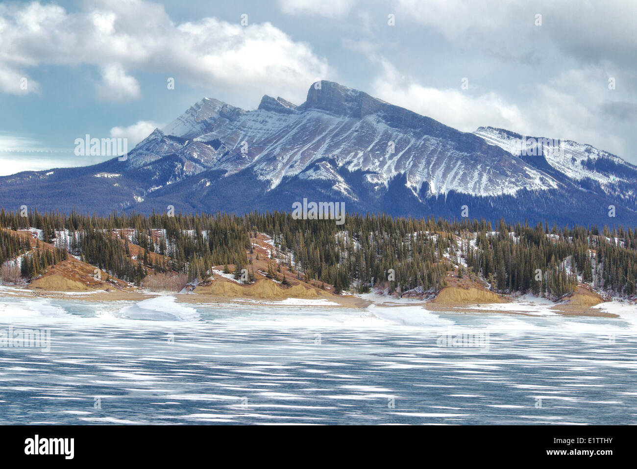 Vue sur les montagnes couvertes de neige à partir d'Abraham lake, Alberta, Canada Banque D'Images