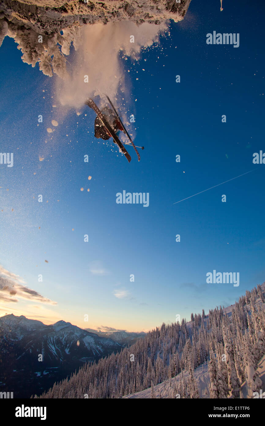 Un skieur masculin les captures de l'air d'une falaise dans la station de ski de Revelstoke Revelstoke, C.-B., l'arrière-pays Banque D'Images