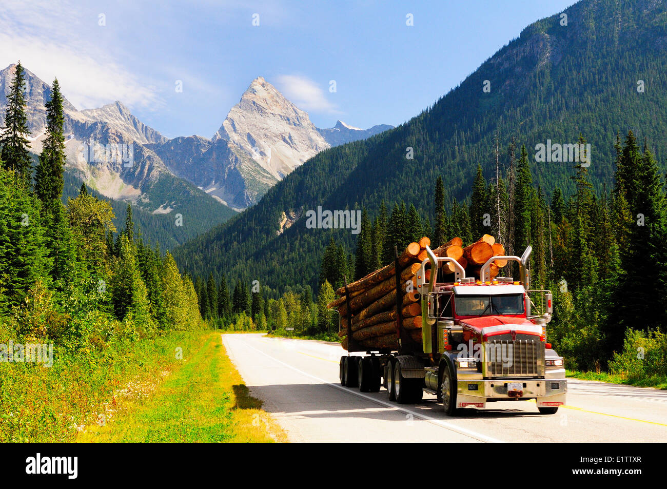 Un grumier transporte marchandises le long de la Transcanadienne dans le parc national des Glaciers Banque D'Images