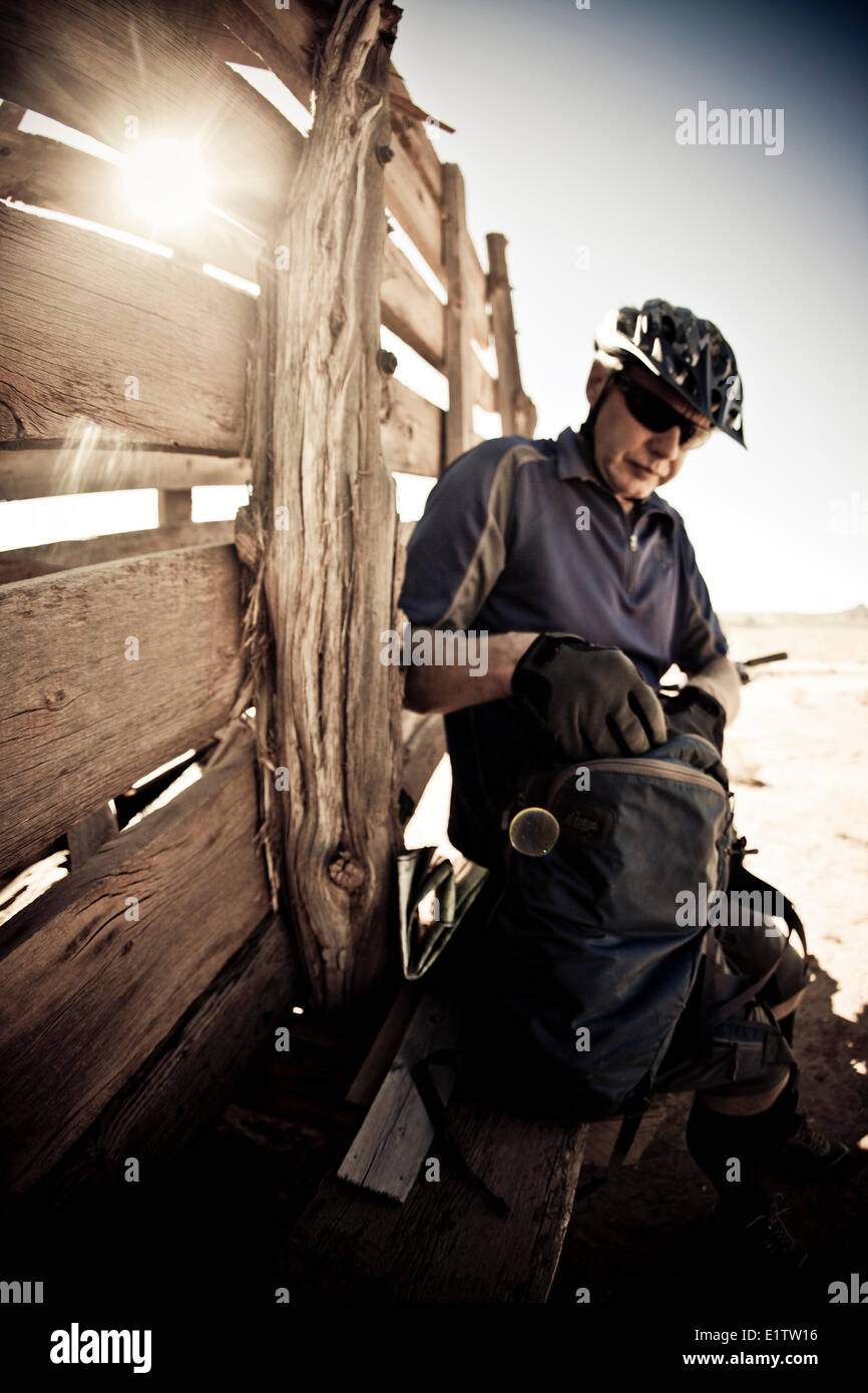 Un homme plus âgé du vélo de montagne prend une pause déjeuner en montant le sentier Gem, ouragan, UT Banque D'Images