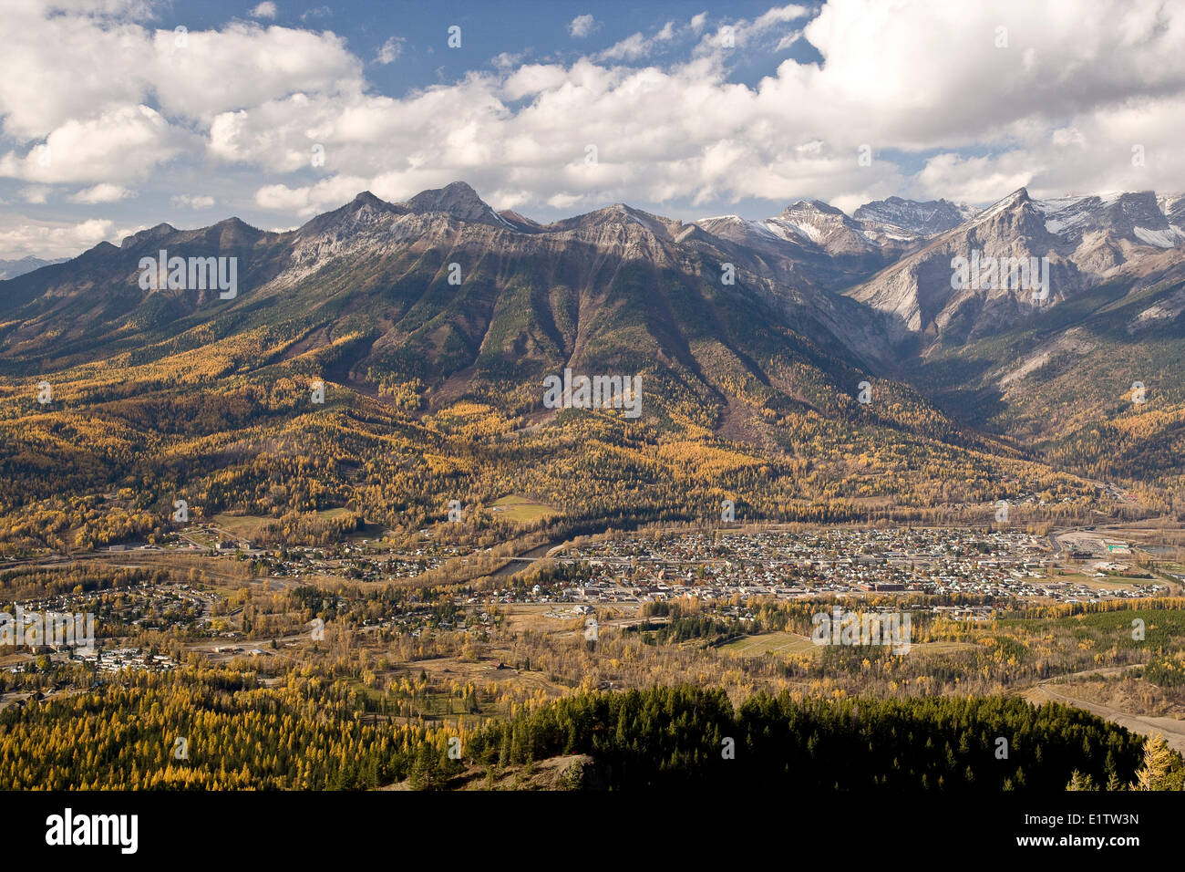 Vue de la ville de Fernie, Mont Fernie et trois soeurs en automne, BC, Canada. Banque D'Images