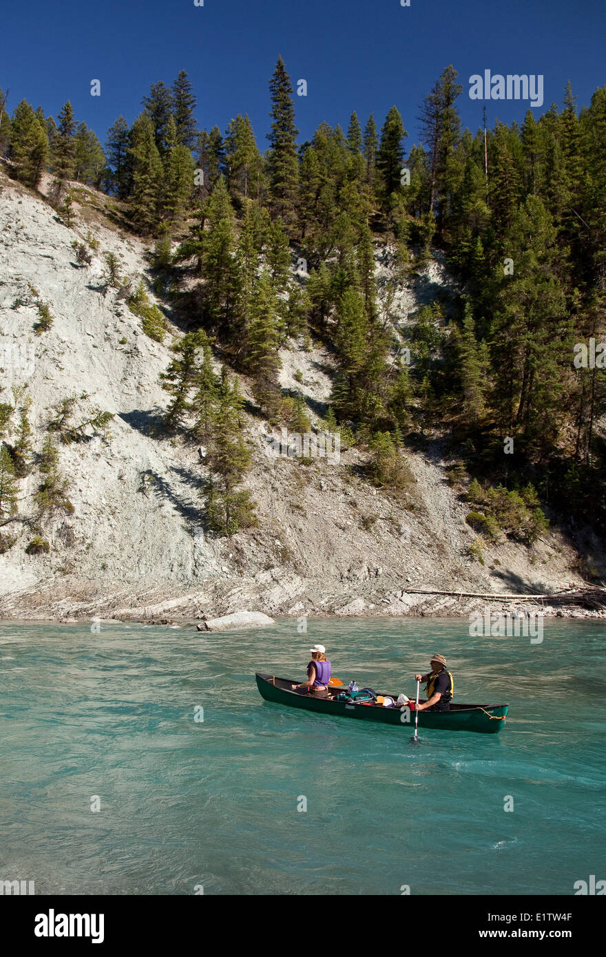 Couple paddling canoe sur la rivière Kootenay, le Parc National de Kootenay, Colombie-Britannique, Canada. Banque D'Images