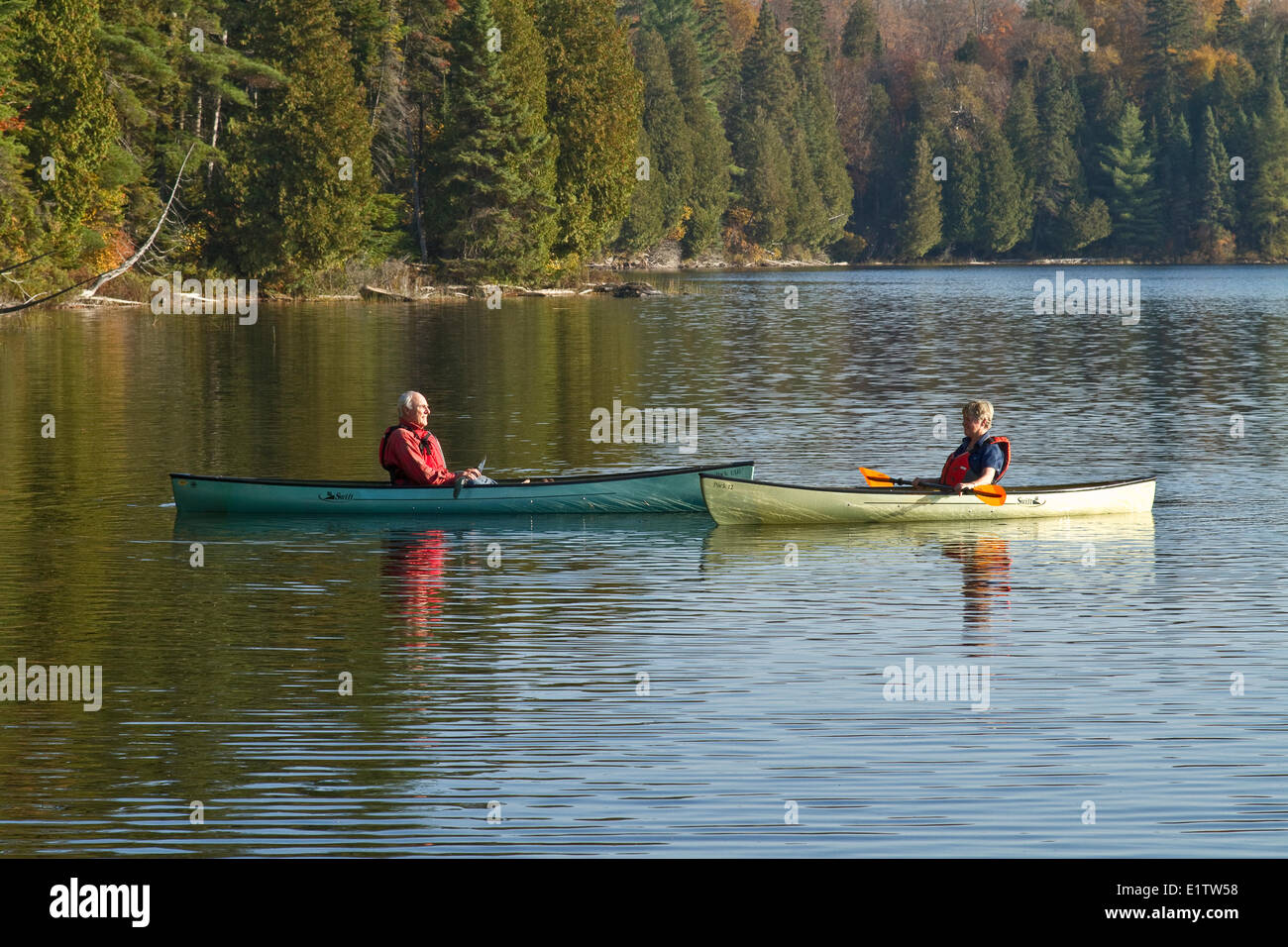 Couple de retraités du kayak sur le lac Source, parc Algonquin, Ontario, Canada. Banque D'Images