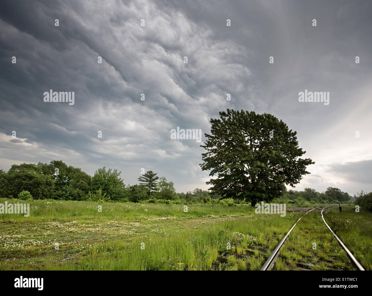 Nuages spectaculaires marquer le bord d'un orage comme il se déplace sur la voie ferrée à Windsor Junction Nova Scotia Canada Banque D'Images