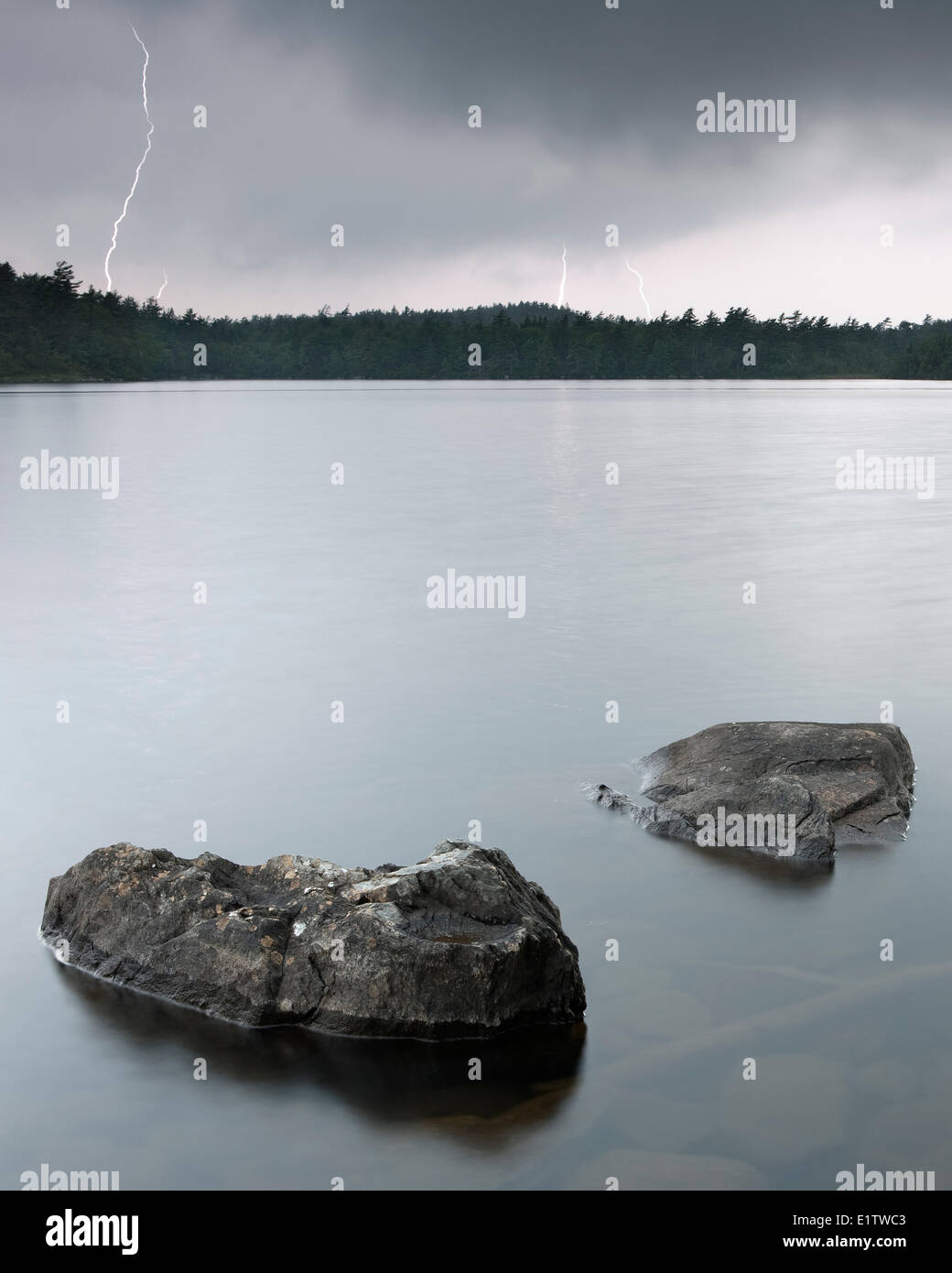 Boulon de foudre nuage-sol à Powder Mill Lake, Waverely, Nouvelle-Écosse (à l'extérieur de Halifax). Banque D'Images