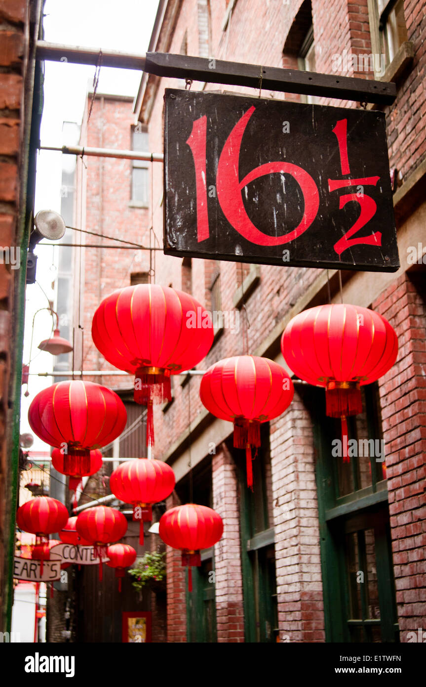 Lanternes chinoises et une adresse inhabituelle en Fan Tan Alley, China Town, Victoria BC Canada Banque D'Images