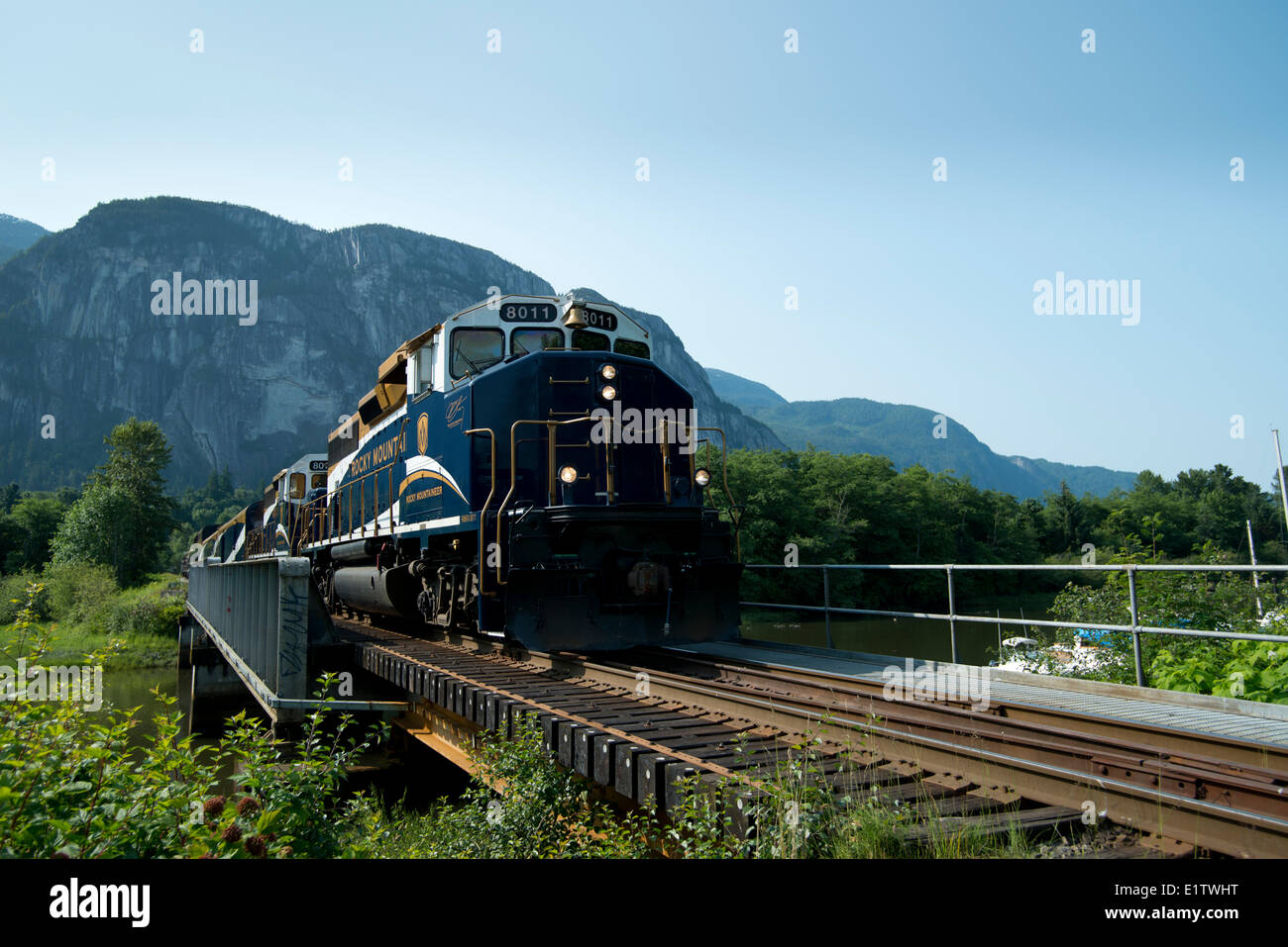 Le Rocky Mountaineer Whistler Sea to Sky Climb et Stawamus Chief le. Squamish, BC, Canada. Banque D'Images