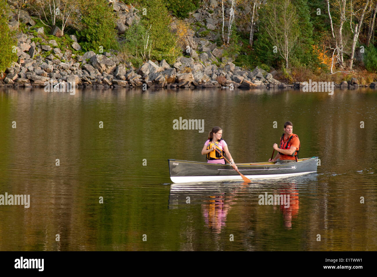 Jeune couple canoe on Oxtongue Lake, Muskoka, Ontario, Canada. Banque D'Images