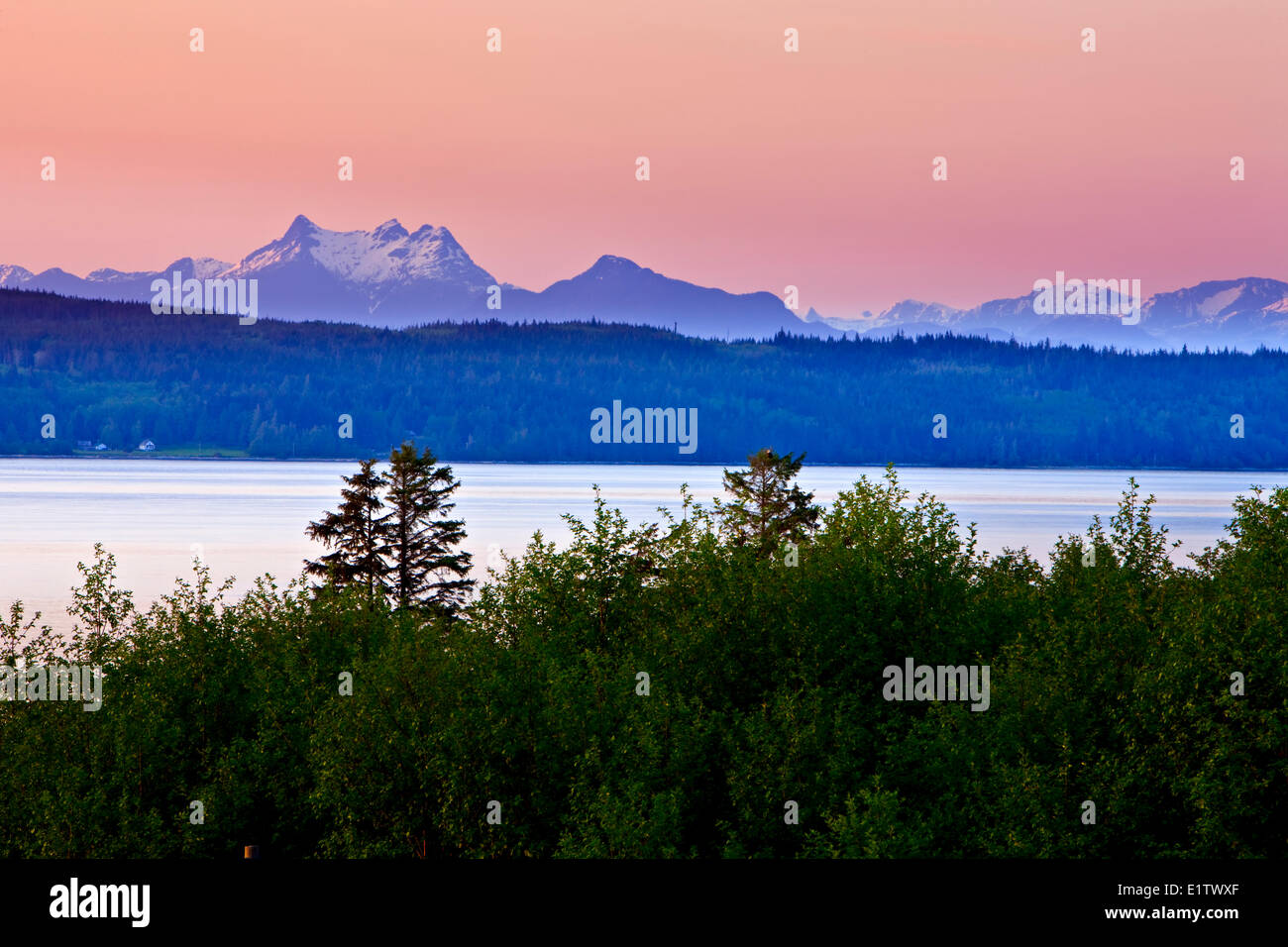 Mont Stevens le montagnes côtières de la Colombie-Britannique Malcolm Island vu l'île de Vancouver Hyde Creek avec un pygargue à tête blanche dans Banque D'Images