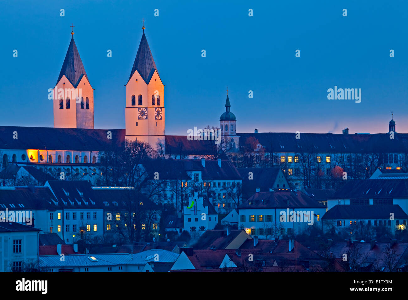 Les clochers Freisinger aka Dom (Cathédrale de Freising Mariendom) illuminé par des lumières au crépuscule comme vu sur les toits Banque D'Images