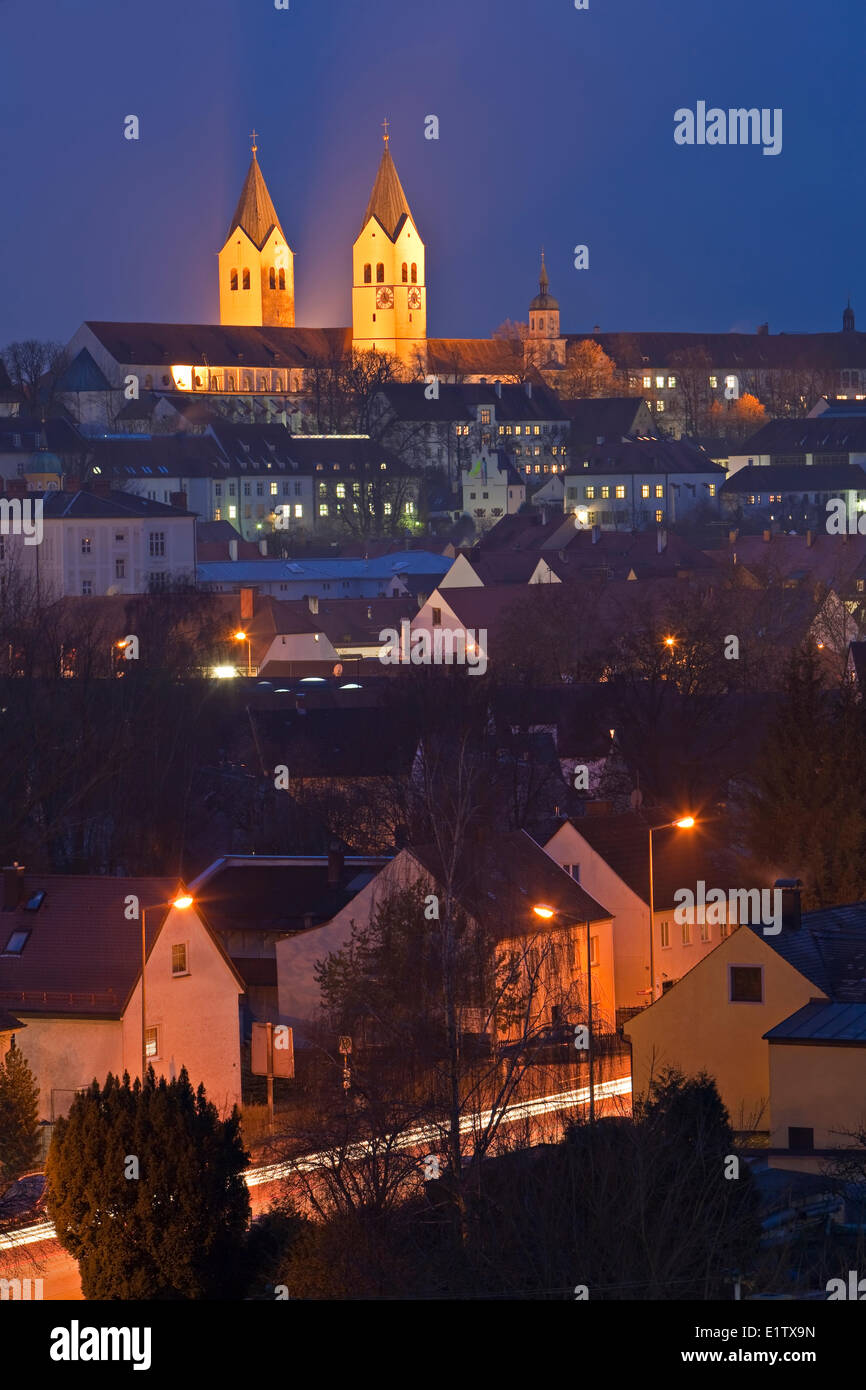 Les clochers Freisinger aka Dom (Cathédrale de Freising Mariendom) illuminé par des lumières au crépuscule comme vu sur les toits Banque D'Images