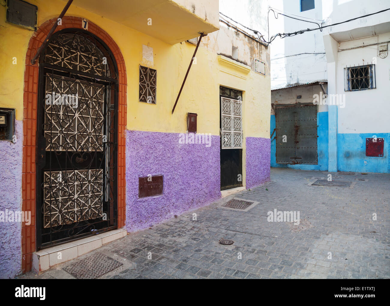 Des murs colorés et des portes à Medina, partie ancienne de Tanger, Maroc Banque D'Images