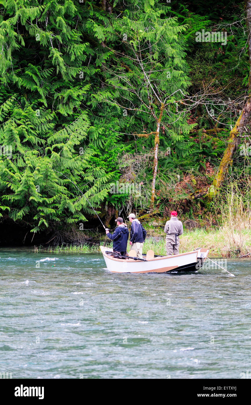 Trois gars pêche à la dérive d'un bateau tandis que la dérive de la rivière Cowichan près de Duncan, en Colombie-Britannique. Banque D'Images