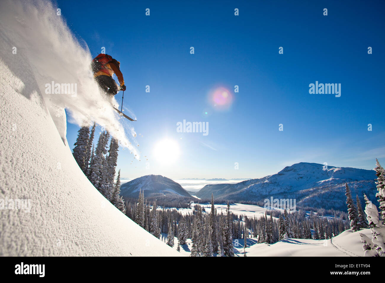 Un homme tout en poudreuse Ski Le ski nordique au sol, l'arrière-pays de montagnes Monashee, Revelstoke, BC Banque D'Images