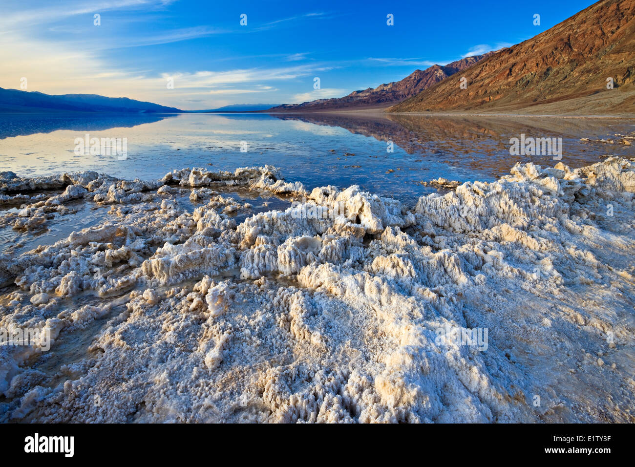 Après de fortes pluies, l'eau du bassin de Badwater Badwater rempli, bassin, Death Valley National Park, California, USA Banque D'Images