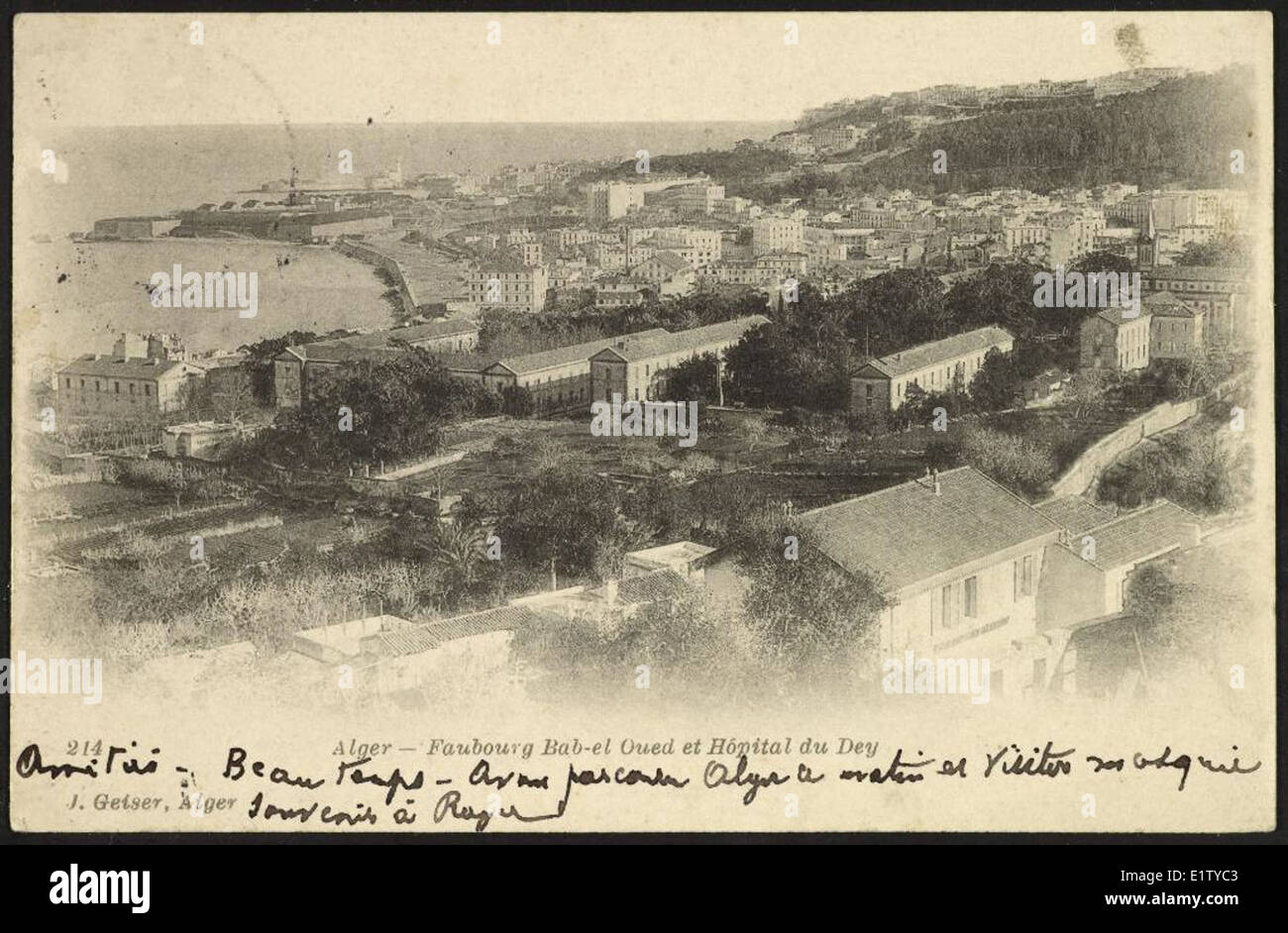La photographie de 1904 montre la banlieue de Bab el-Oued et l'hôpital Dey à Alger, en Algérie. Capturé par Jean Geiser, il présente une vue générale de la région. L'image historique offre un aperçu d'Alger du début du XXe siècle, avec des bâtiments, des rues et l'hôpital visibles en arrière-plan. Banque D'Images
