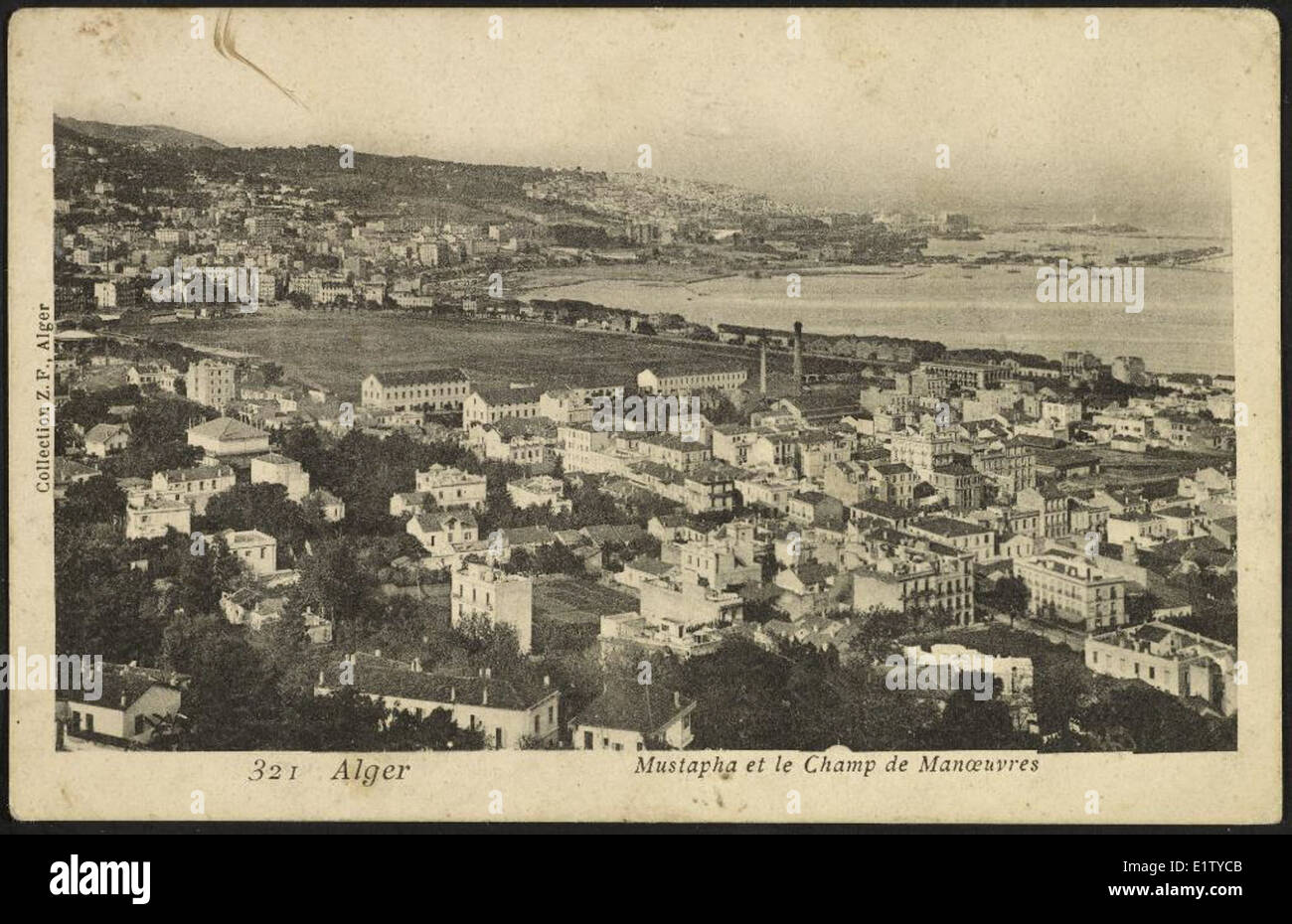 Cette vue du début du XXe siècle de Mustapha à Alger, en Algérie, montre un champ militaire. Il souligne l'importance militaire de la région pendant la période coloniale, en mettant l'accent sur les aspects stratégiques et historiques de la région. Banque D'Images