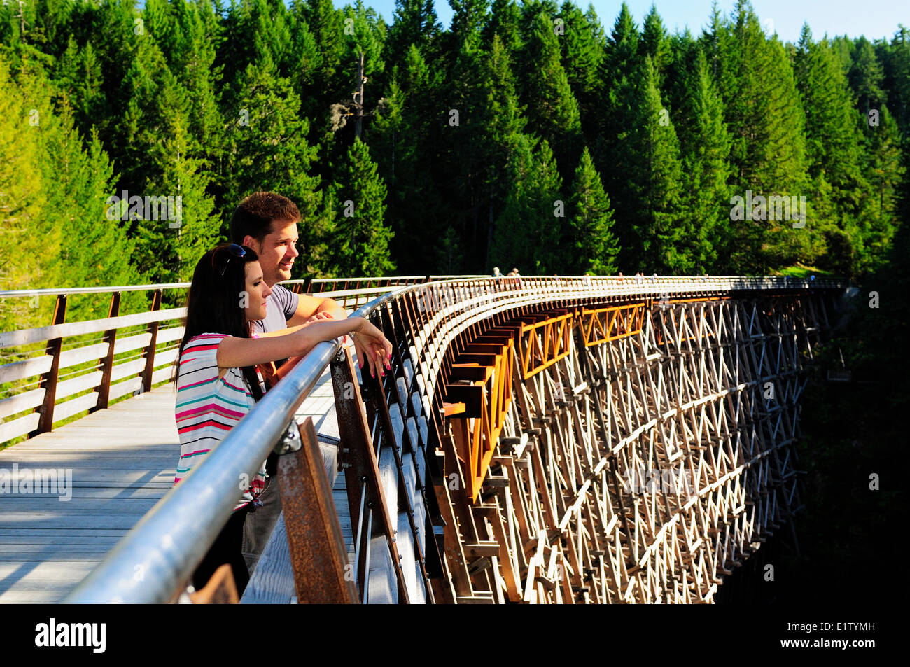 Un jeune couple d'admirer le paysage à l'hôtel récemment rénové Kinsol Trestle à Shawnigan Lake, BC. Banque D'Images