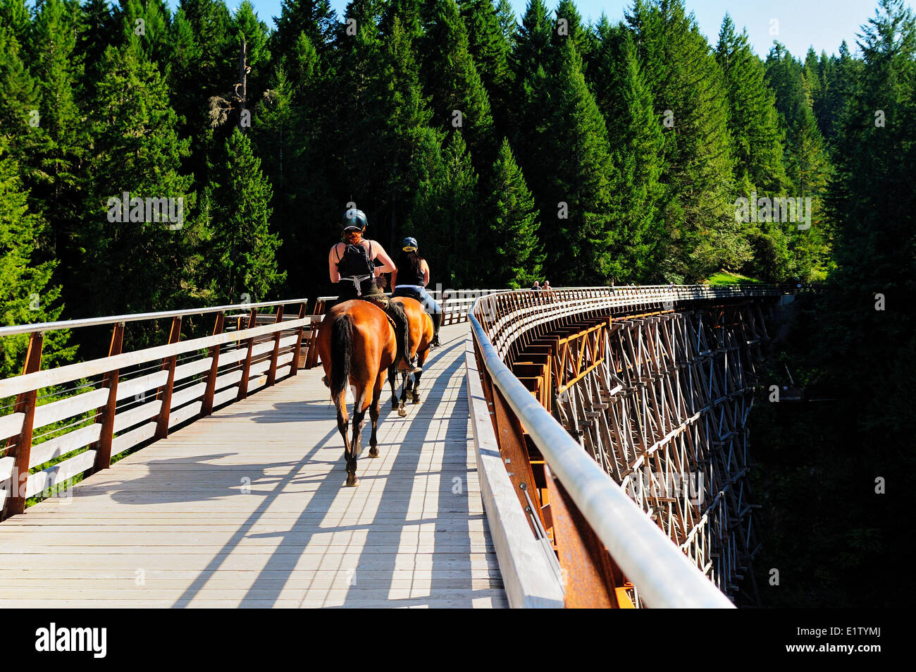 Deux femmes sur les chevaux, même sur les chevalets de Kinsol, récemment rénové à Shawnigan Lake, BC. Banque D'Images