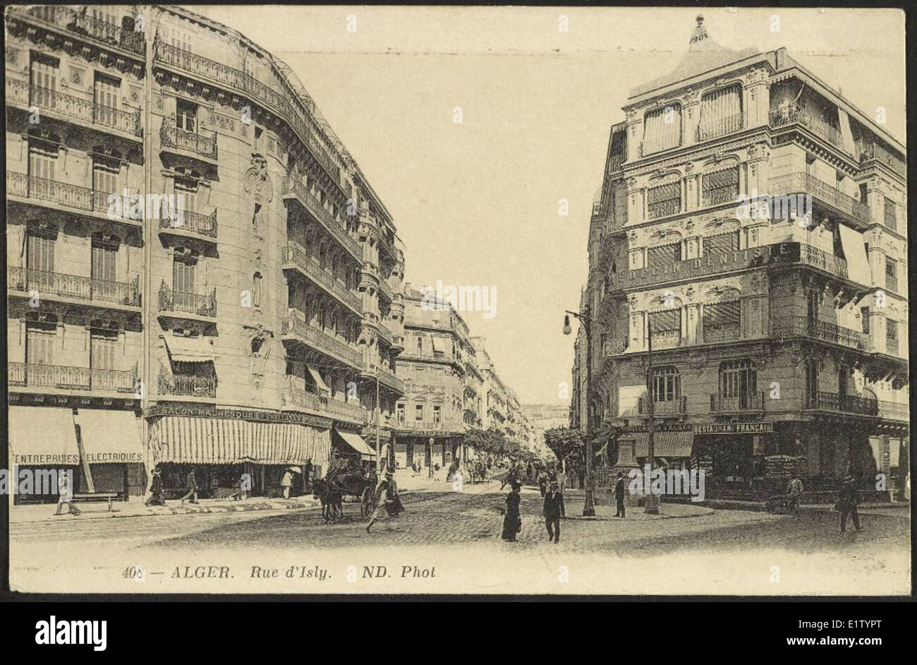 Une photo du début du XXe siècle montrant la rue d'Isly à Alger, en Algérie, capturant l'architecture et la vie urbaine de la ville pendant la période coloniale. Banque D'Images