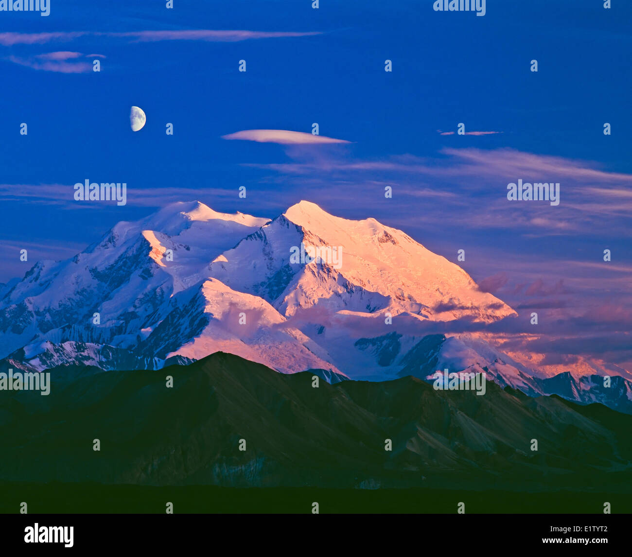 Le mont McKinley (Denali) avec une demi-lune à l'aube et au crépuscule, crépuscule, dans le Parc National Denali et préserver, de l'Alaska, USA. Banque D'Images