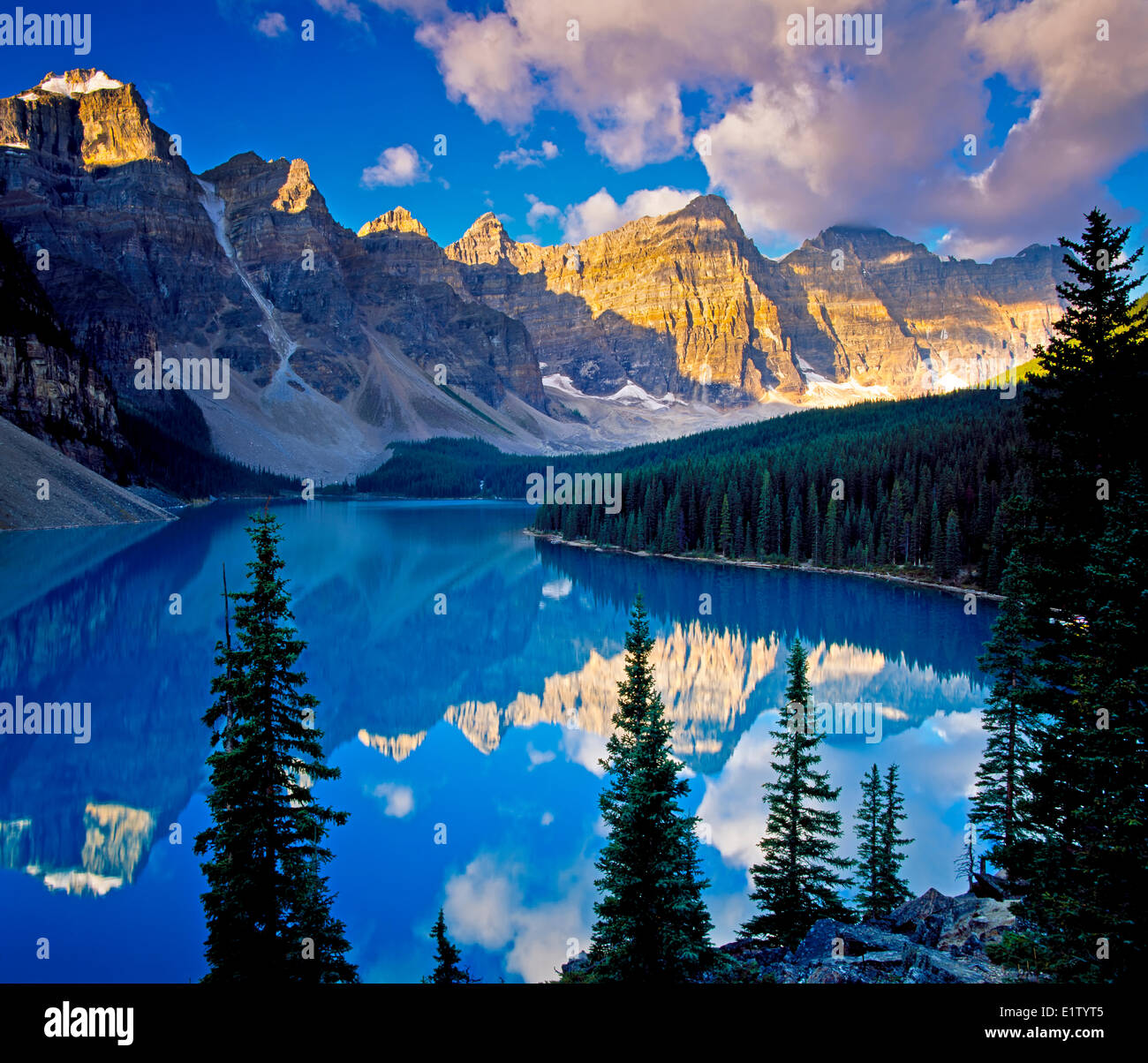 Le lac Moraine dans la vallée des Dix-Pics près de Lake Louise, Banff National Park, Canada. Banque D'Images