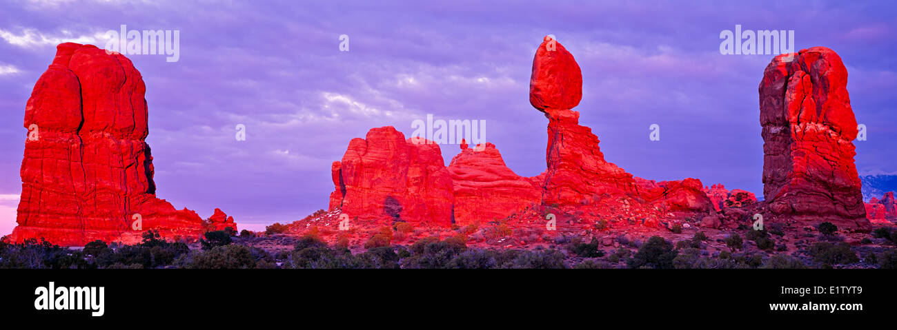 Équilibre emblématique Rock formation après un orage d'hiver lourds, Arches National Park, Utah, USA Banque D'Images