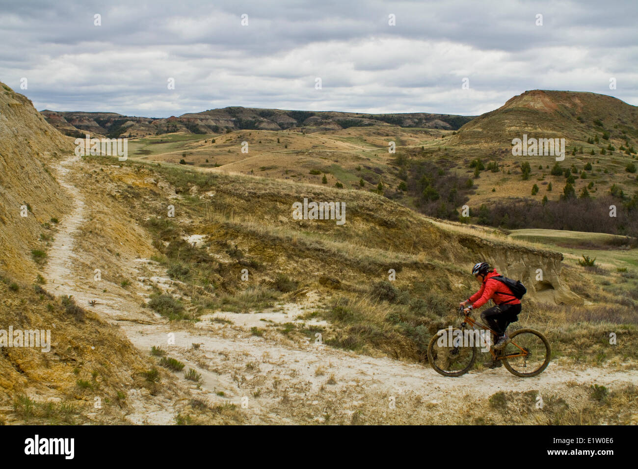 Un vélo de montagne femelle suit un ruban parfaite de singletrack. Maah Taah Hé Trail, Dakota du Nord Banque D'Images