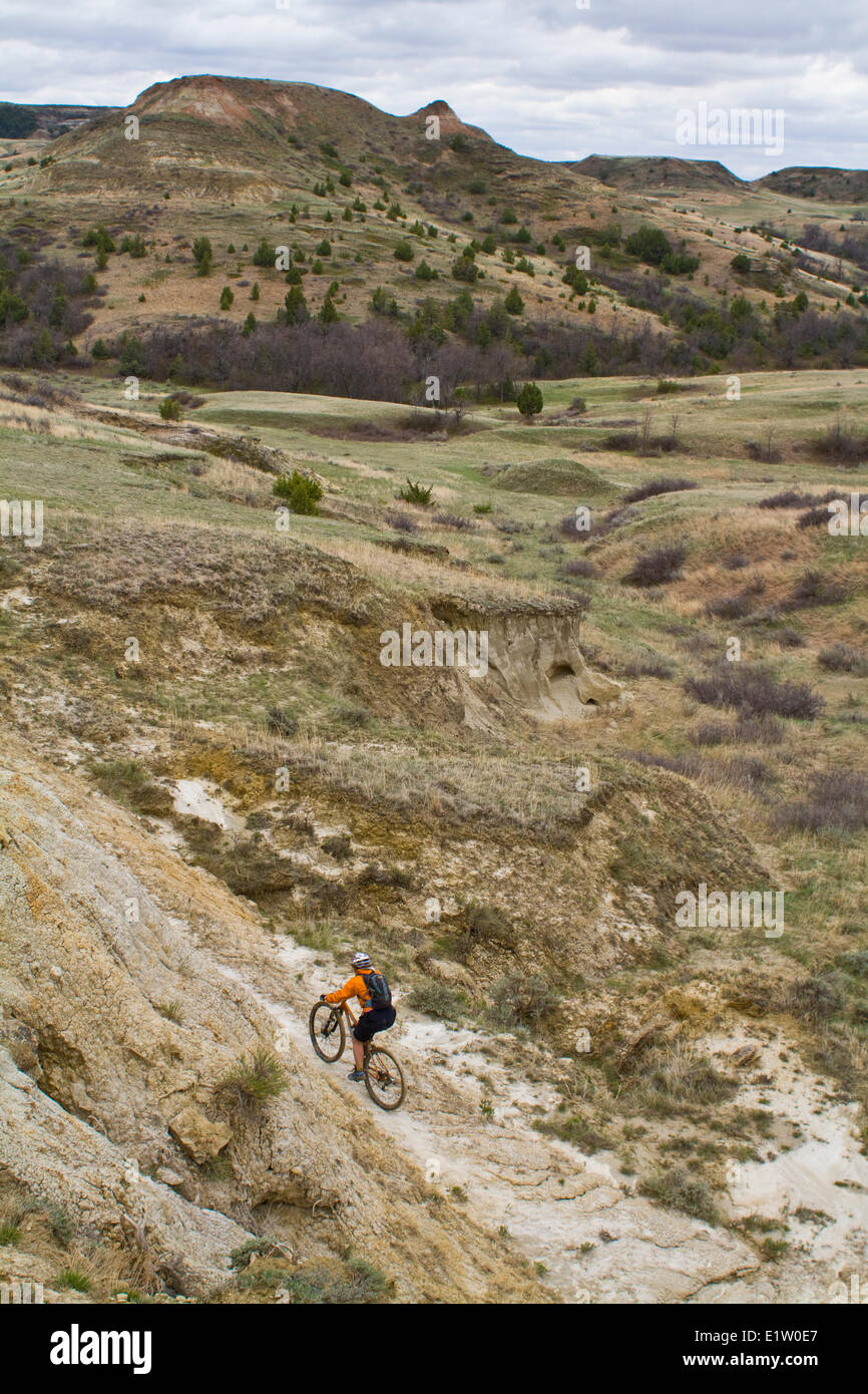 Un vélo de montagne femelle suit un ruban parfaite de singletrack. Maah Taah Hé Trail, Dakota du Nord Banque D'Images