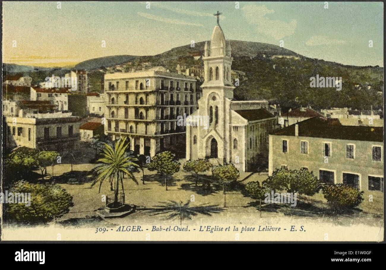 Cette photographie du début du XXe siècle capture Bab el-Oued, un quartier d'Alger, en Algérie, avec l'église et la place Lelièvre. L’image offre une vue sur l’architecture et les espaces publics de la ville, reflétant le développement urbain d’Alger à l’époque. Banque D'Images