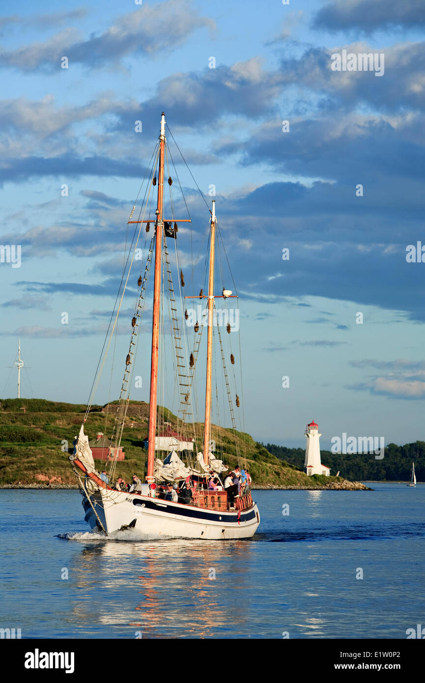 Bateau à voile à Mar navigue passé George's Island dans le port de Halifax, en Nouvelle-Écosse, au cours d'une visite du port. Banque D'Images