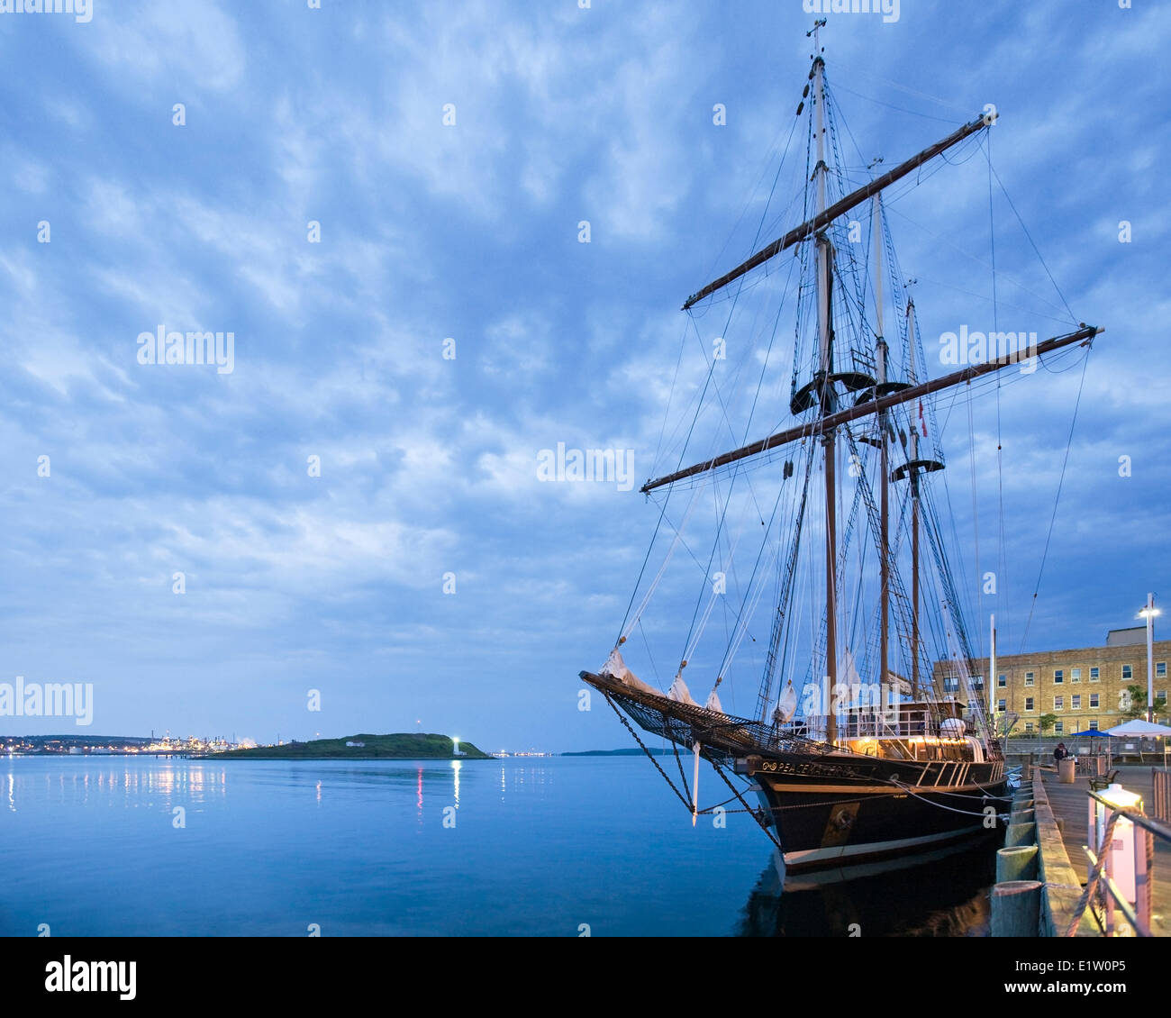 Navire à voile à la location ou la paix dans le port de Halifax au cours de la 2012 Tall Ships Festival à Halifax, en Nouvelle-Écosse. Banque D'Images