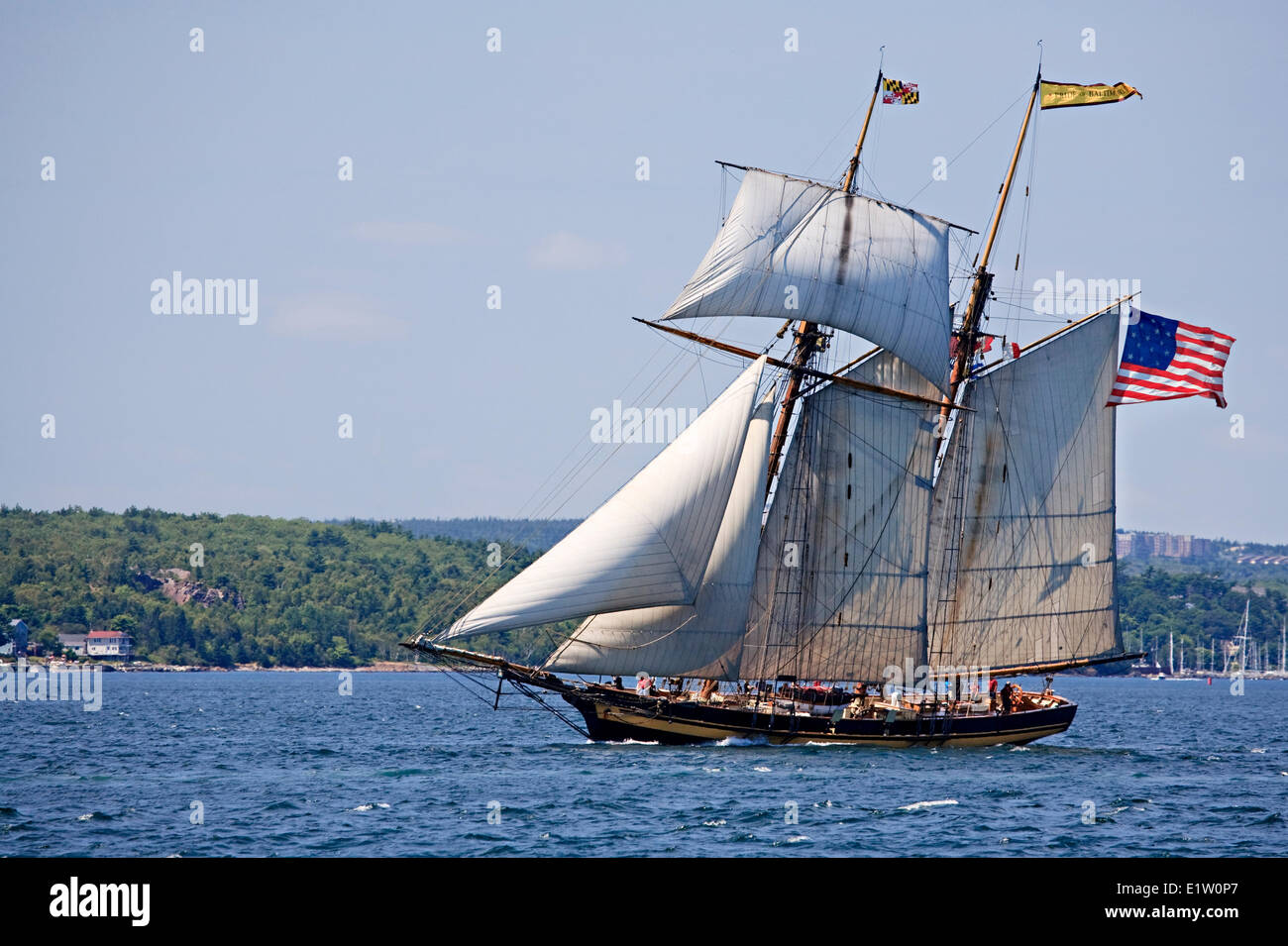 Bateau à voile à Pride Baltimore II quitte le port de Halifax pendant la Parade Sail conclusion Le Tall Ships Festival à 2012 Banque D'Images