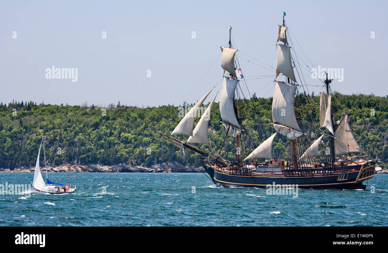 Sailing Ship Bounty quitte le port de Halifax comme un voilier aux côtés de courses pendant le défilé voile conclusion les grands voiliers 2012 Banque D'Images Sailing Ship Bounty quitte le port de Halifax comme un voilier aux côtés de courses pendant le défilé voile conclusion les grands voiliers 2012 Banque D'Images