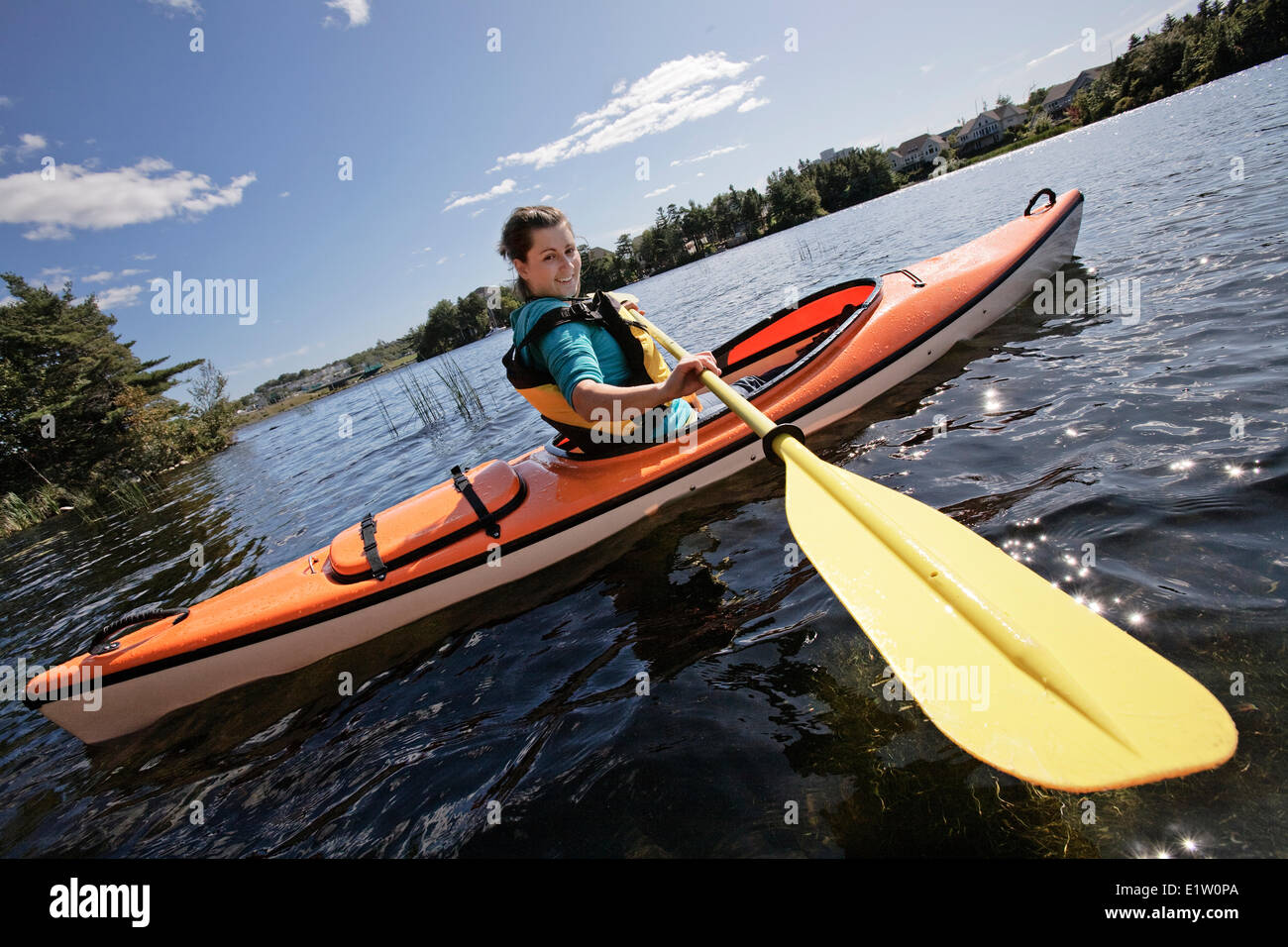 Femme kayak sur le lac Micmac à Dartmouth, en Nouvelle-Écosse, partie de la municipalité régionale de Halifax. Banque D'Images