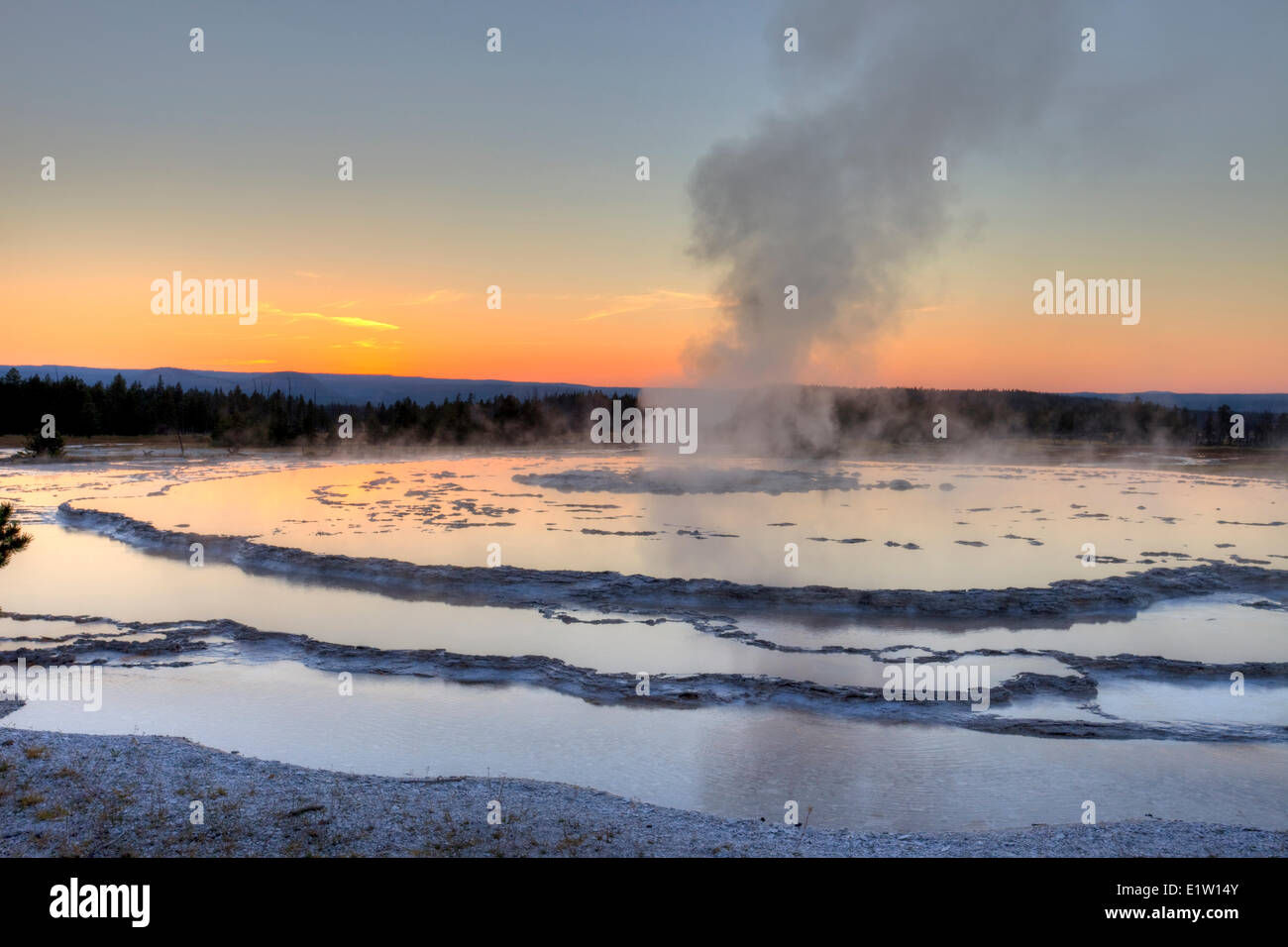 Soir, grande fontaine Geyser, Firehole Lake Drive, le Parc National de Yellowstone, Wyoming, USA Banque D'Images