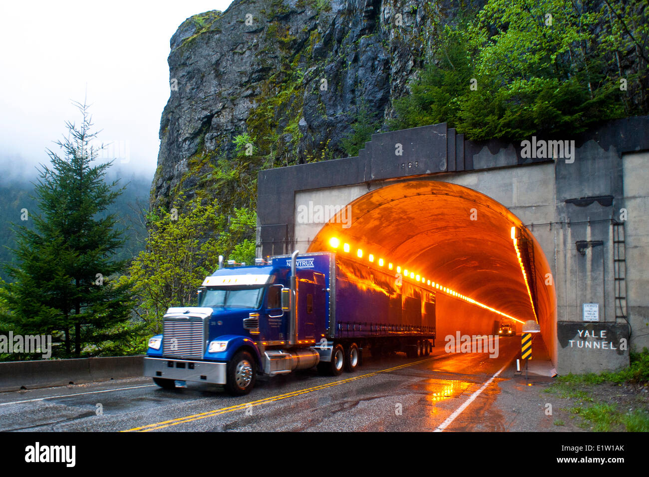 Vapeur de sodium les lumières utilisées pour éclairer un tunnel. Banque D'Images