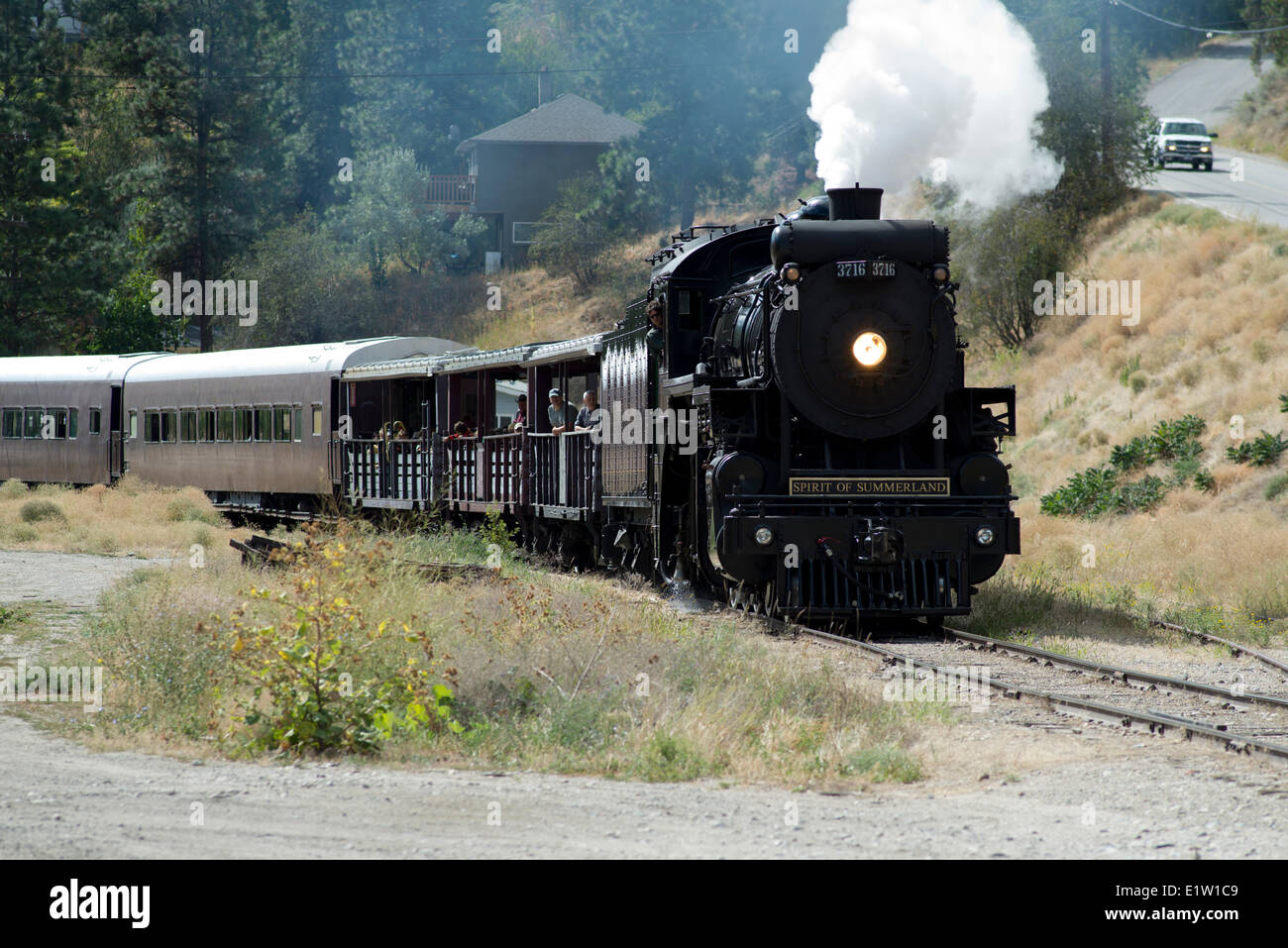 Le Kettle Valley Railway, le plomb par locomotive 3716 traverse Summerland, C.-B., Canada. Banque D'Images