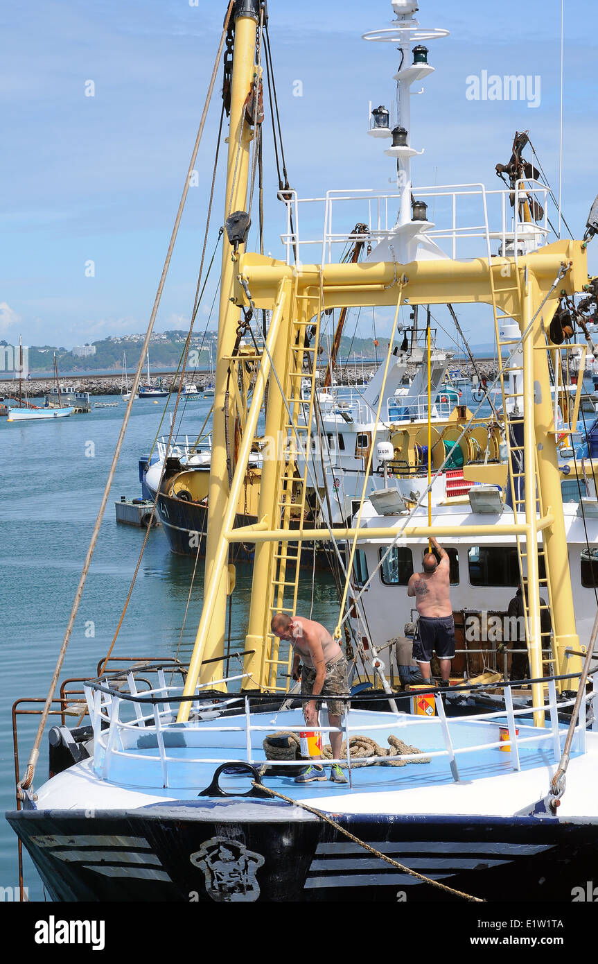 Chalutiers à perche,brixham flotte de pêche,yachts, haven, ondulations, vue, jour, cordes, attraction, ensoleillée, mâts, touristiques, transports, wall Banque D'Images
