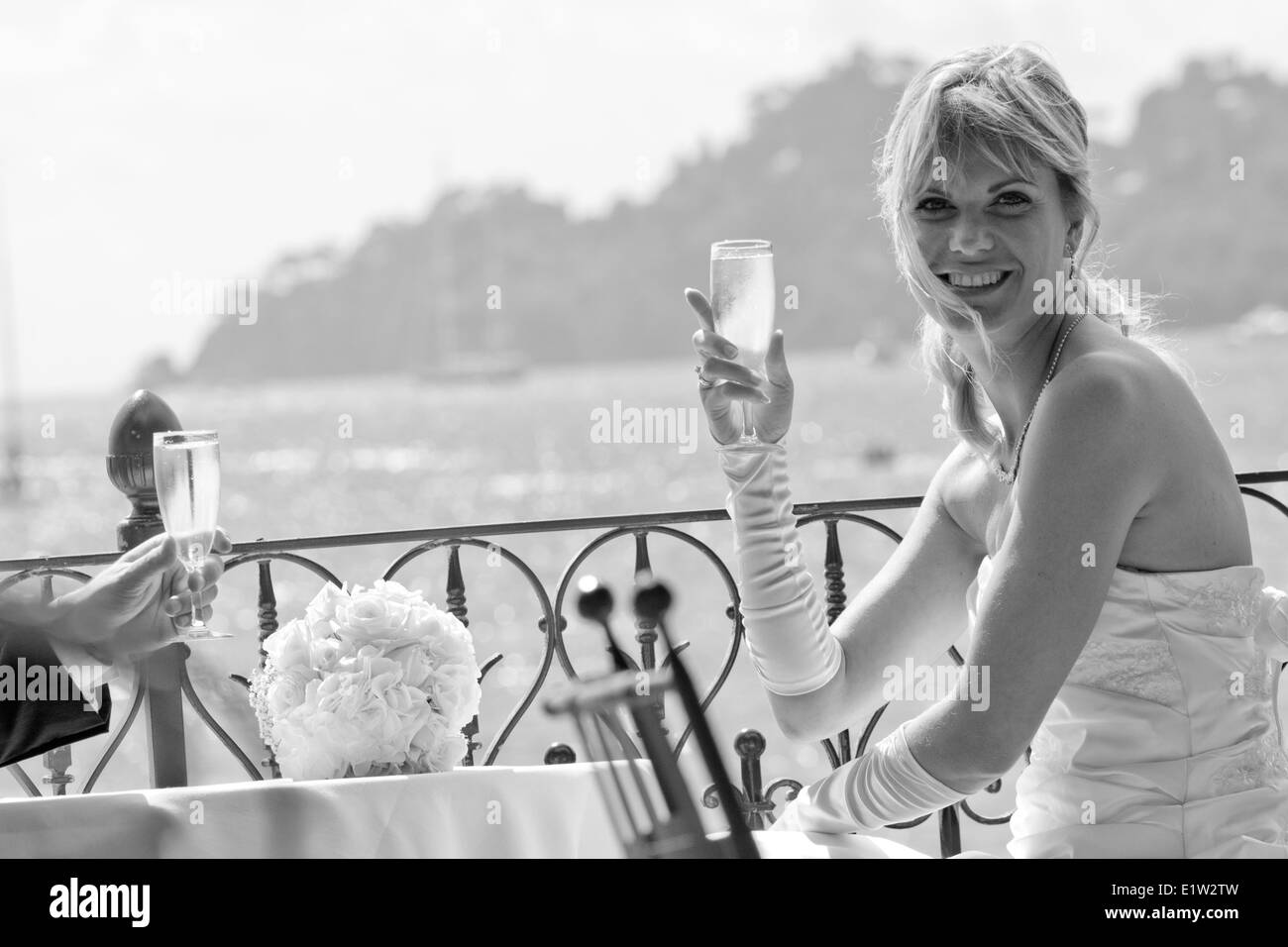 L'Italie, Ligurie, Santa Margherita Ligure, Mariage à l'Imperiale Palace Hotel. Spuses boire sur la terrasse Banque D'Images